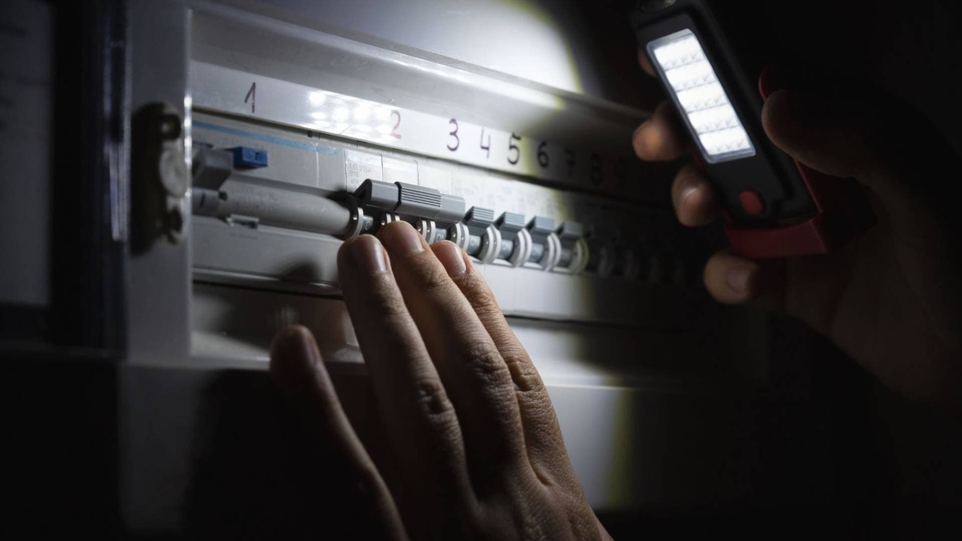 مجانا للمرة الأولى.. "الطاقة النيابية" توصي بإعفاء من رسوم "إعادة الوصل" وتثبيتها عند 3 دنانير