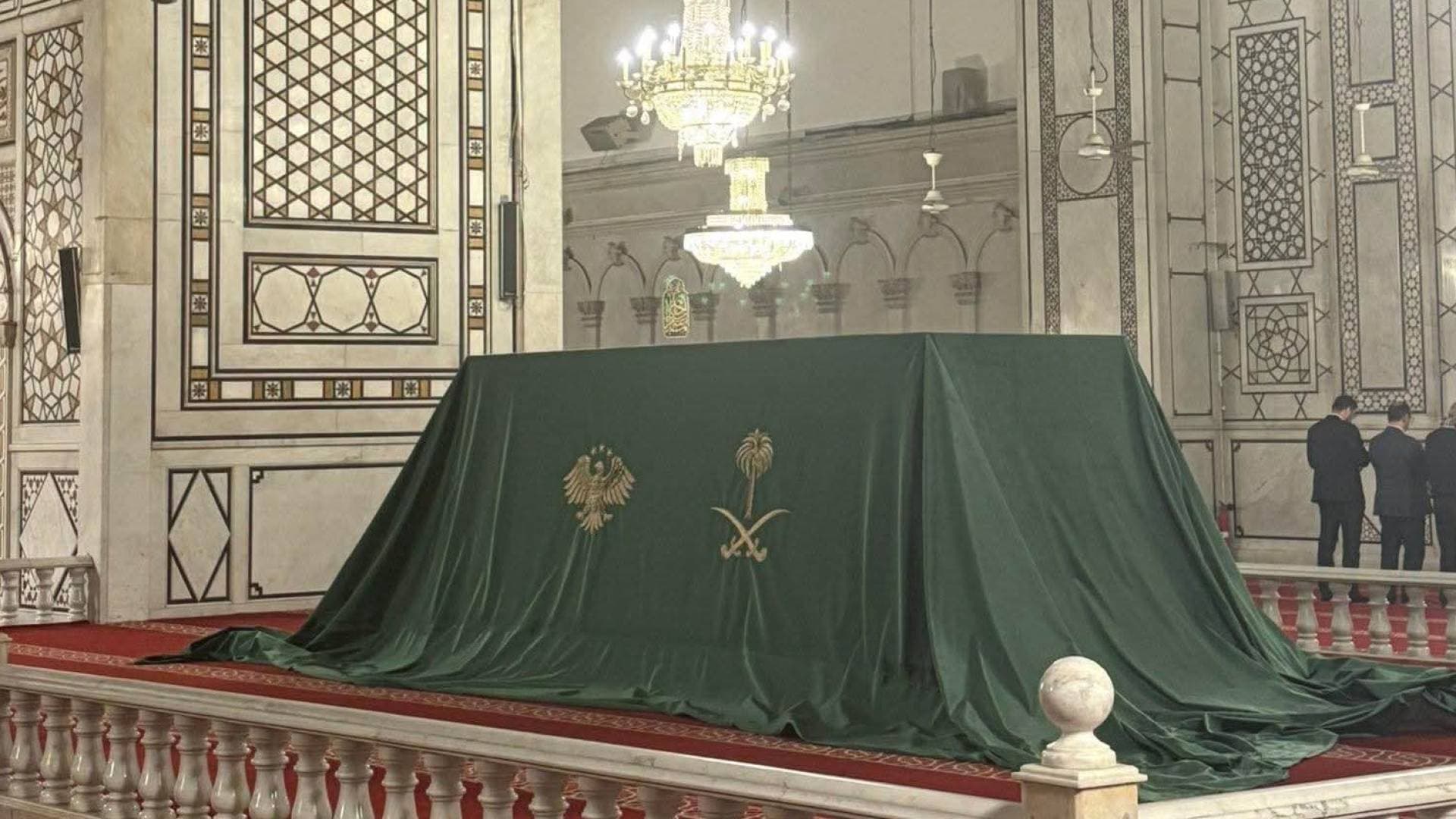 خادم الحرمين الملك سلمان يهدي سوريا قطعة من ستار الكعبة لعرضها في الجامع الأموي.. فيديو