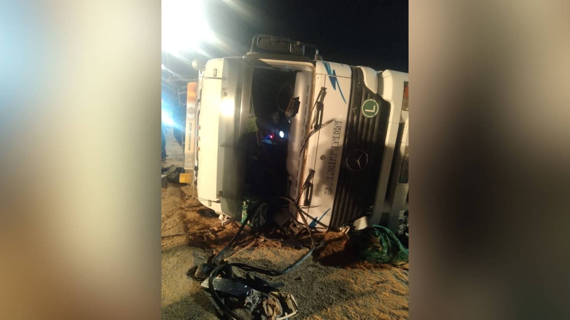 مراسل رؤيا: إصابة شخصين في حادث تدهور شاحنة على أوتوستراد المفرق – الزرقاء