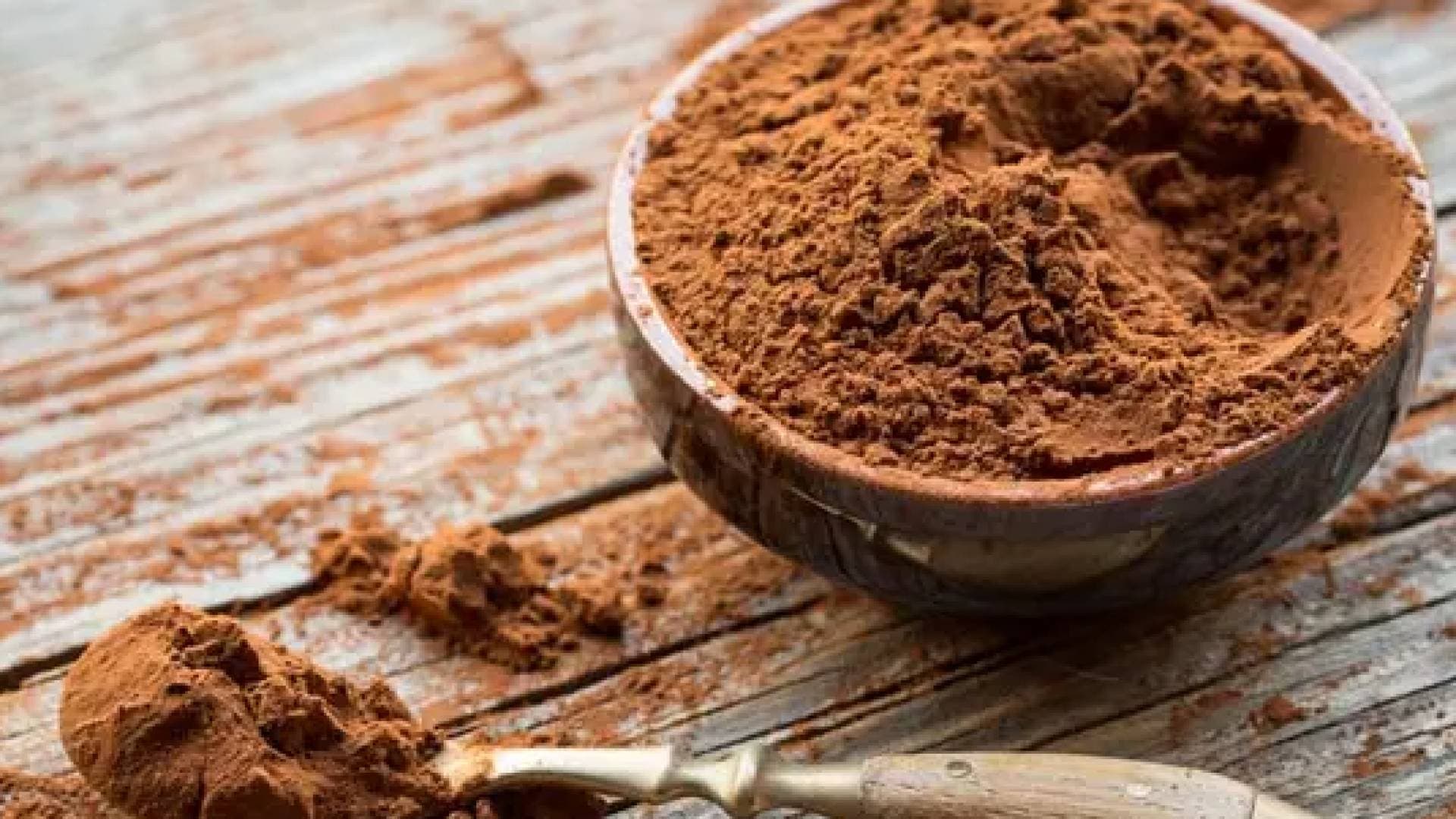 الشاي والكاكاو "درع طبيعي" يحمي شرايين الرجال من مخاطر الجلوس الطويل