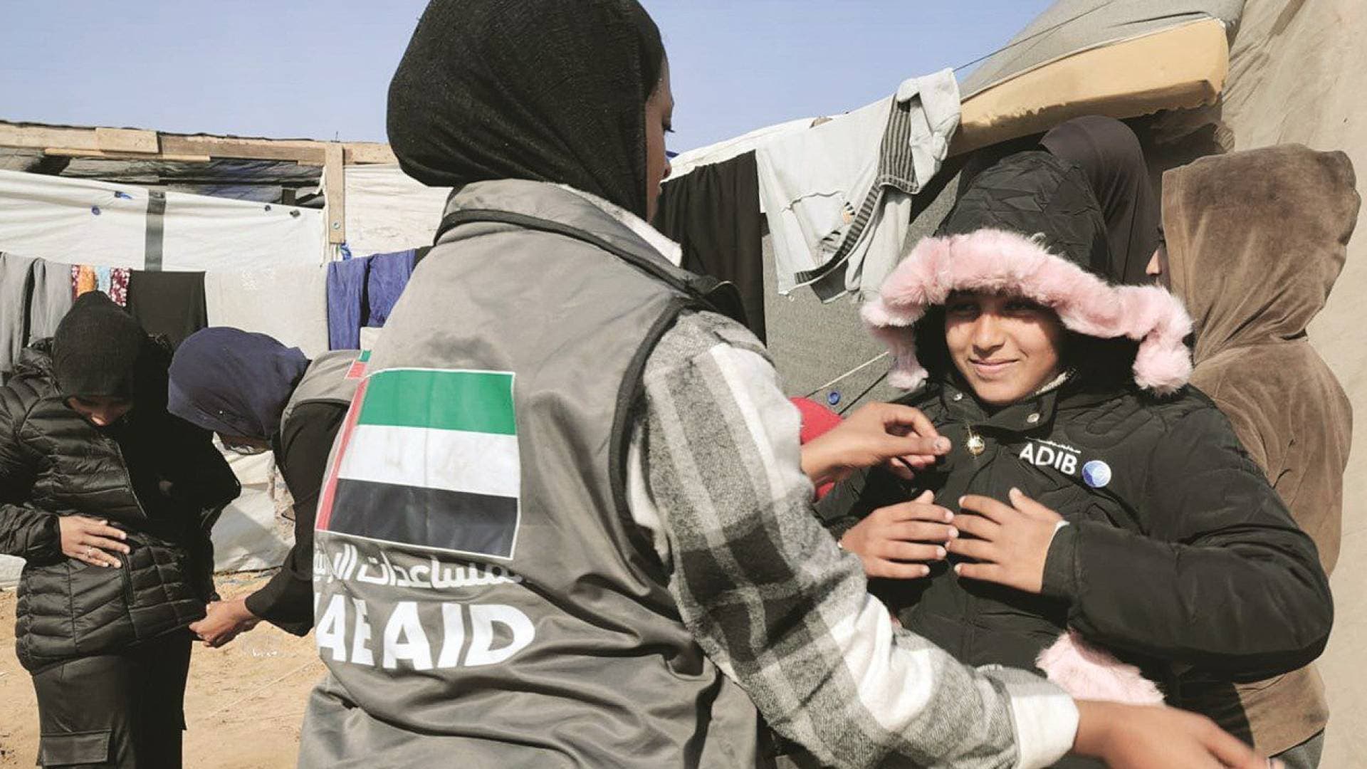 بدعم من وكالة الإمارات للمساعدات الدولية .. توزيع كسوة الشتاء على أطفال غزة