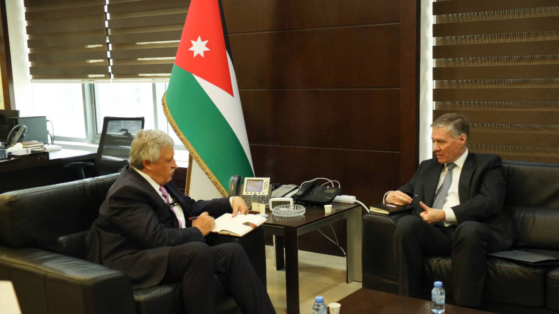 الأردن وبريطانيا تبحثان تطوير قطاع النقل وتعزيز التعاون بين البلدين
