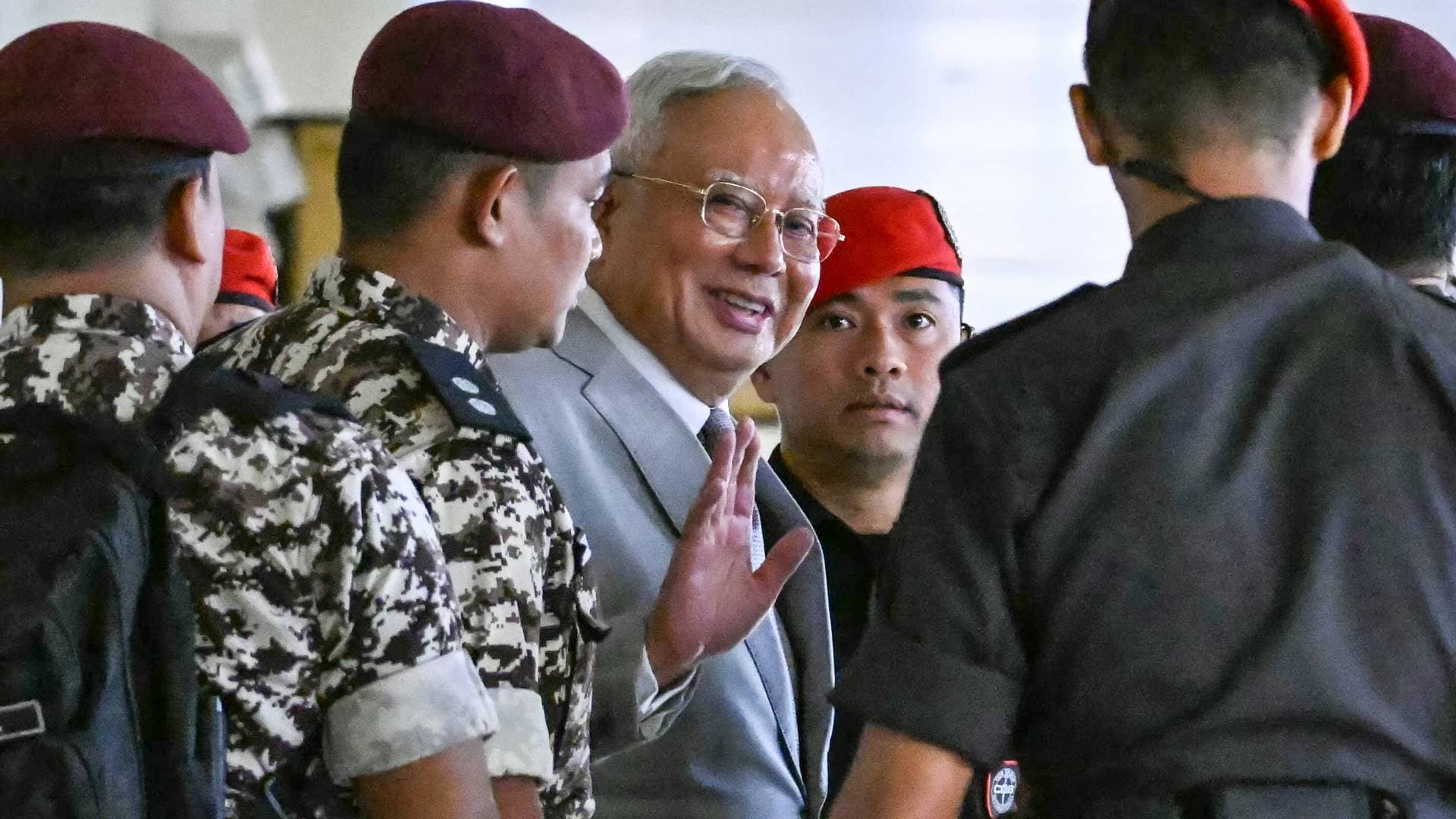 انتكاسة قانونية.. القضاء الماليزي يرفض "الإقامة الجبرية" لرئيس الوزراء السابق نجيب عبد الرزاق