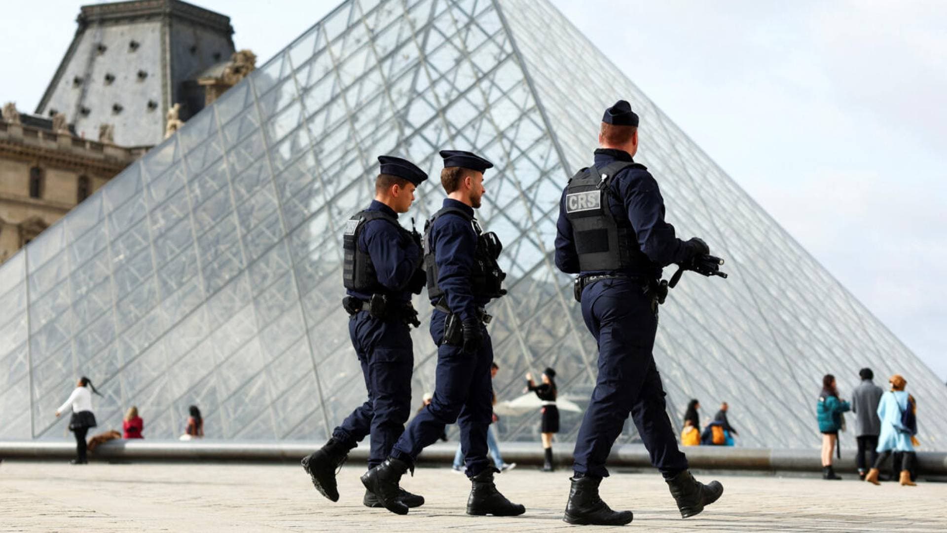 4 دقائق هزت عرش "اللوفر" في باريس.. كواليس السطو على كنوز بمئة مليون دولار