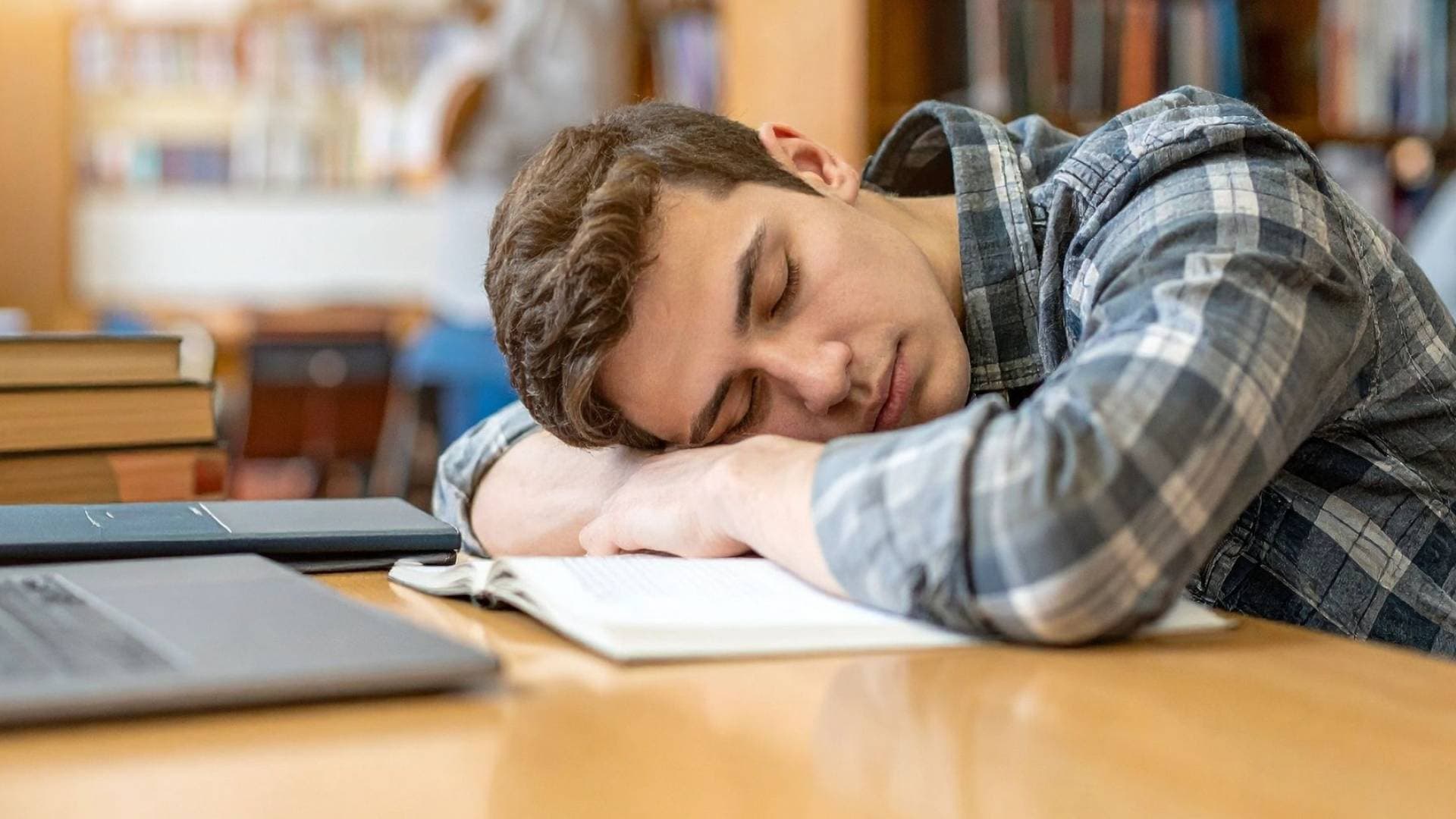 خبراء: القيلولة سلاح ذو حدين والتوقيت يحسم الفائدة