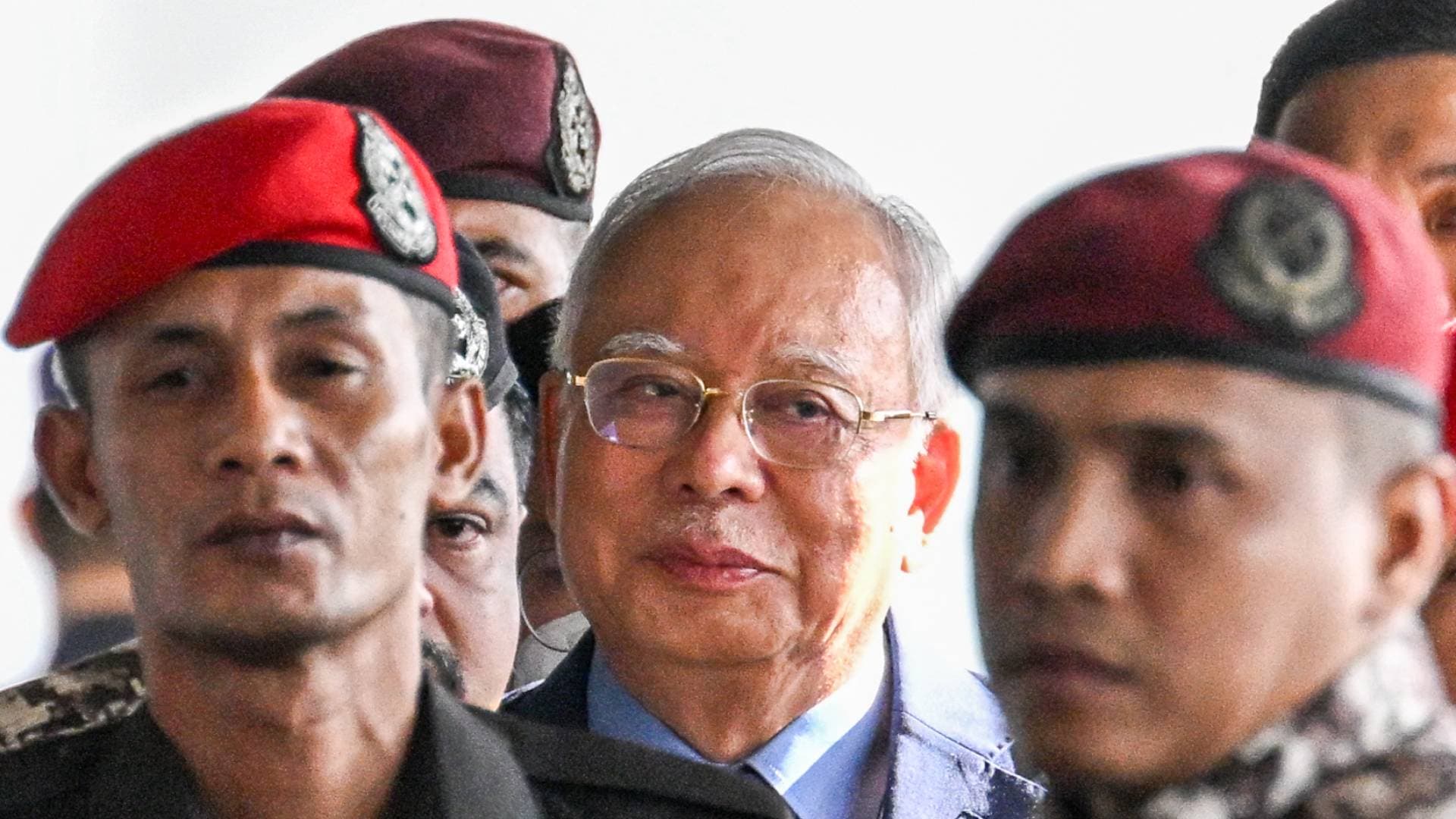 ماليزيا تترقب حكم القضاء في فضيحة صندوق الثروة.. و عبد الرزاق يواجه تهما باختلاس مئات الملايين -فيديو