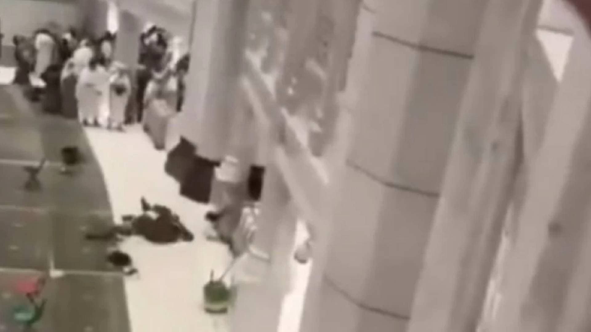 إصابة رجل أمن سعودي أثناء محاولته إنقاذ شخص سقط من الأدوار العلوية للمسجد الحرام