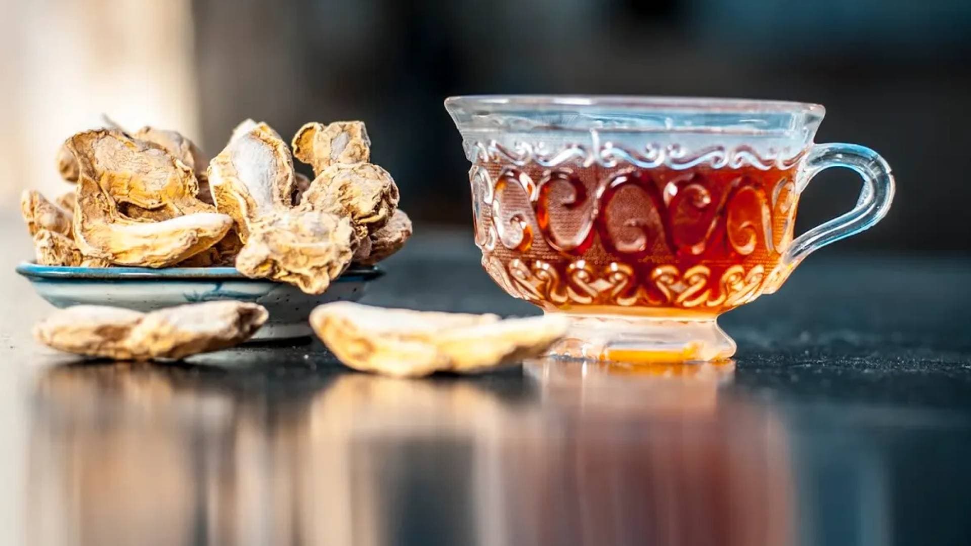 صيدلية الشتاء في كوب.. شاي "القرنفل والزنجبيل" ملك المشروبات الدافئة لتعزيز المناعة