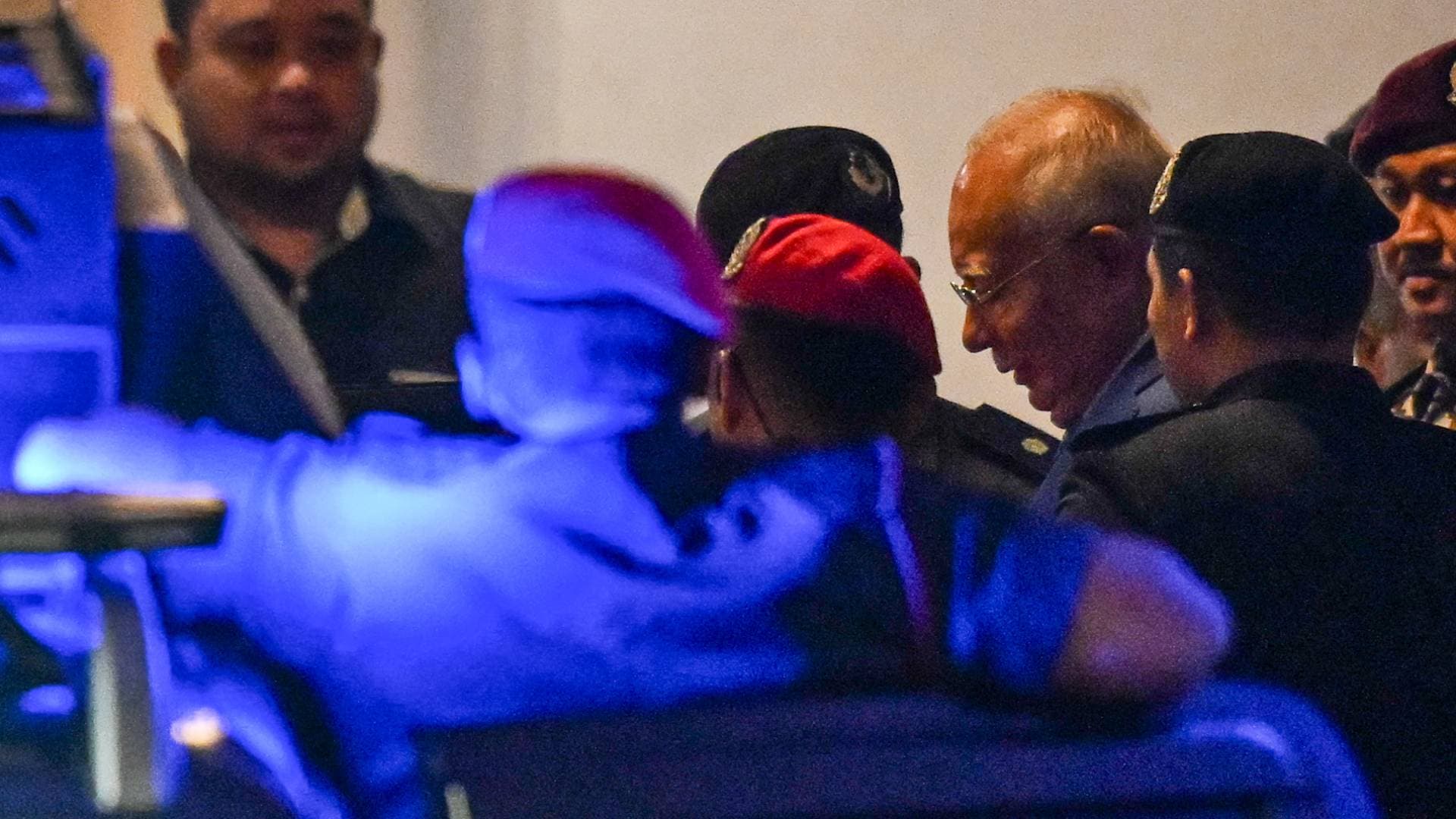 أحكام جديدة تثقل كاهل نجيب رزاق.. 15 عاما سجنا وغرامة بـ 2.8 مليار دولار في قضية  "صندوق الثروة"