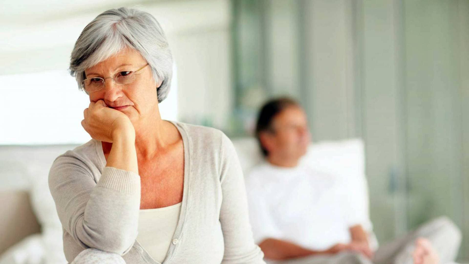 دراسة طبية تكشف سبب استجابة أدمغة النساء للزهايمر أكثر من الرجال