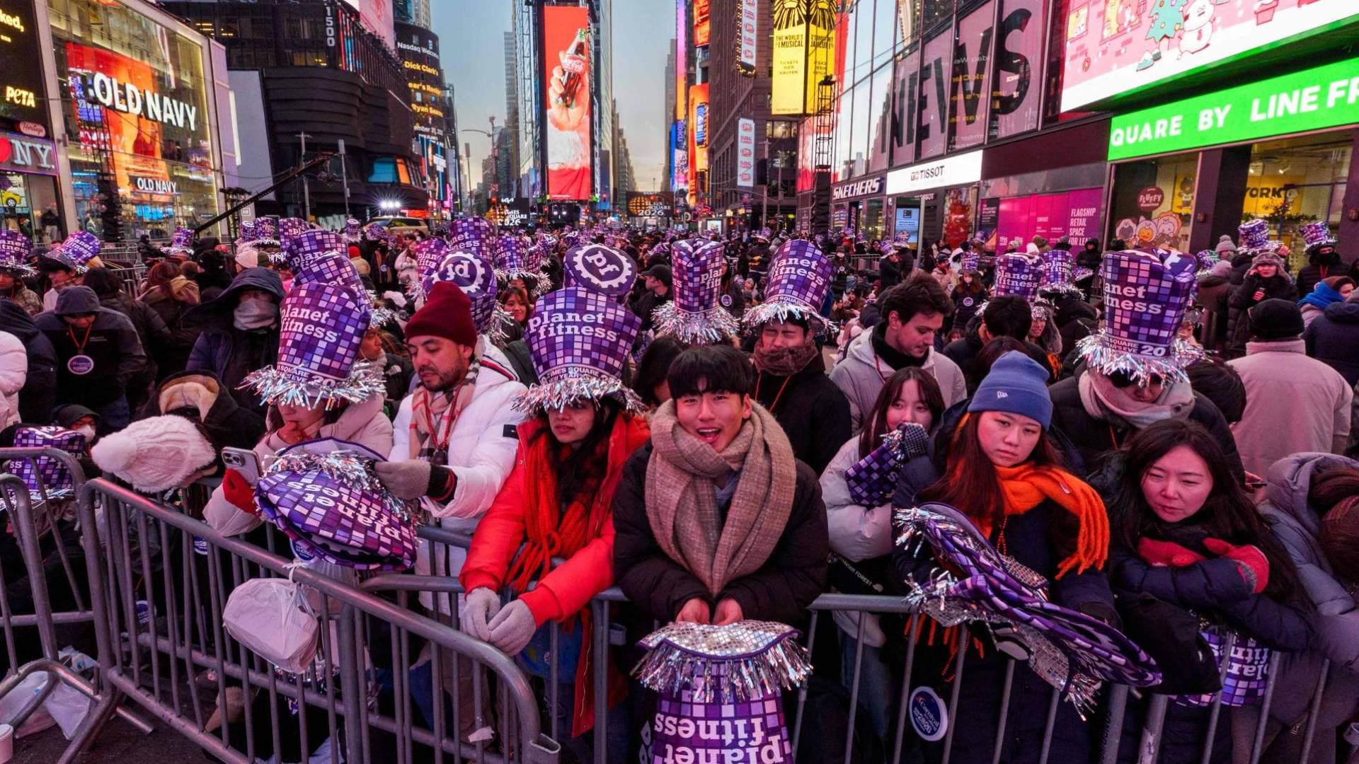 العالم يطوي صفحة 2025 بين "صخب" الاحتفالات و"غصة" المآسي.. آمال عالمية بعام أكثر سلاما