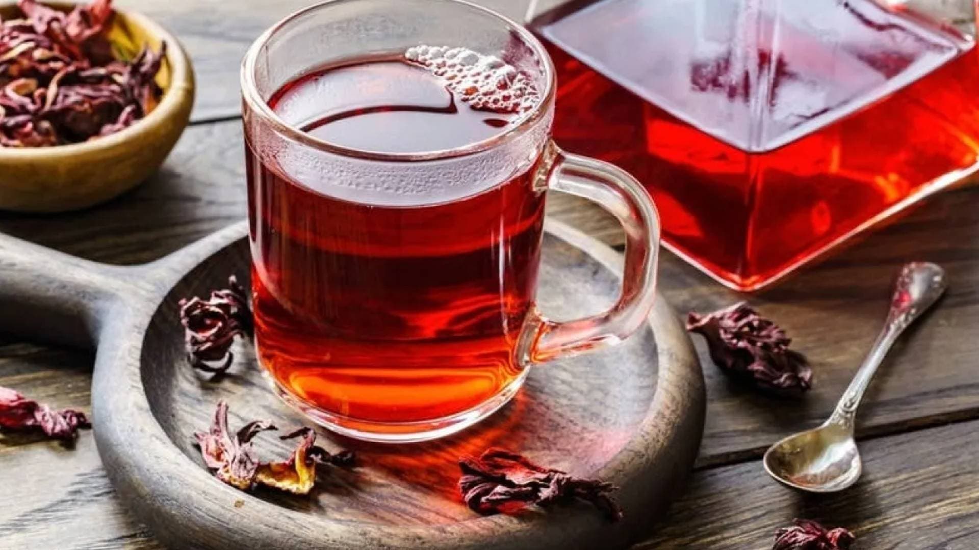 صيدلية الطبيعة الحمراء: 7 فوائد "خفية" تدفعك لشرب شاي الكركديه يوميا