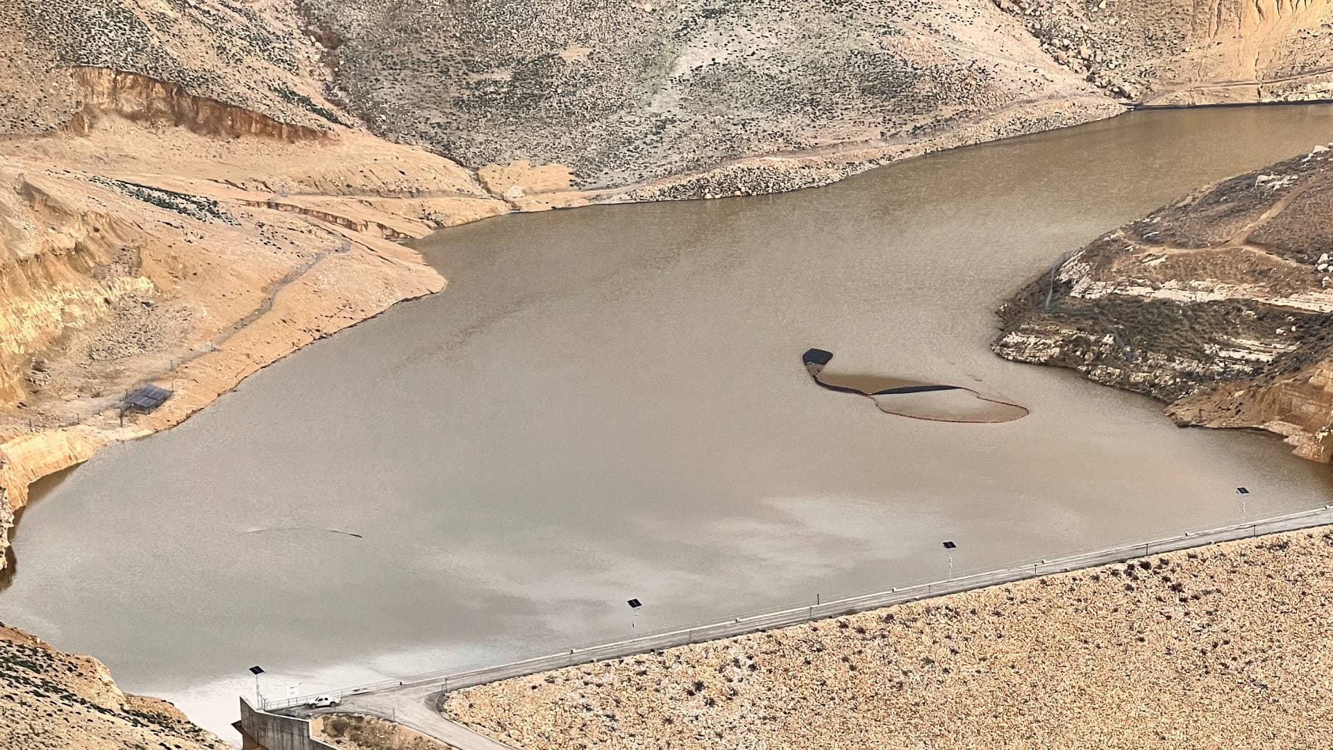 بالفيديو.. فيضان سد زرقاء ماعين للمرة الأولى منذ إنشائه