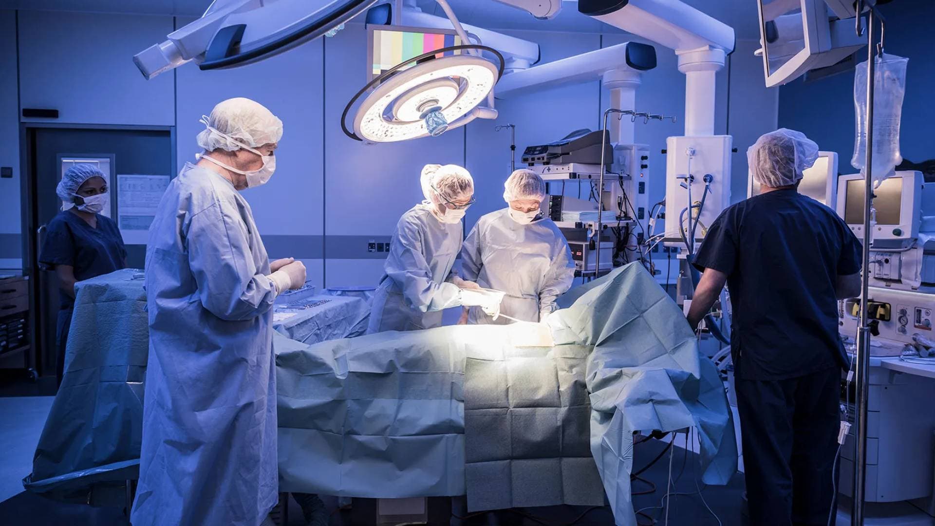 فريق طبي مصري ينقذ طفلا بعد اختراق "منشار كهربائي" لجسده - صور