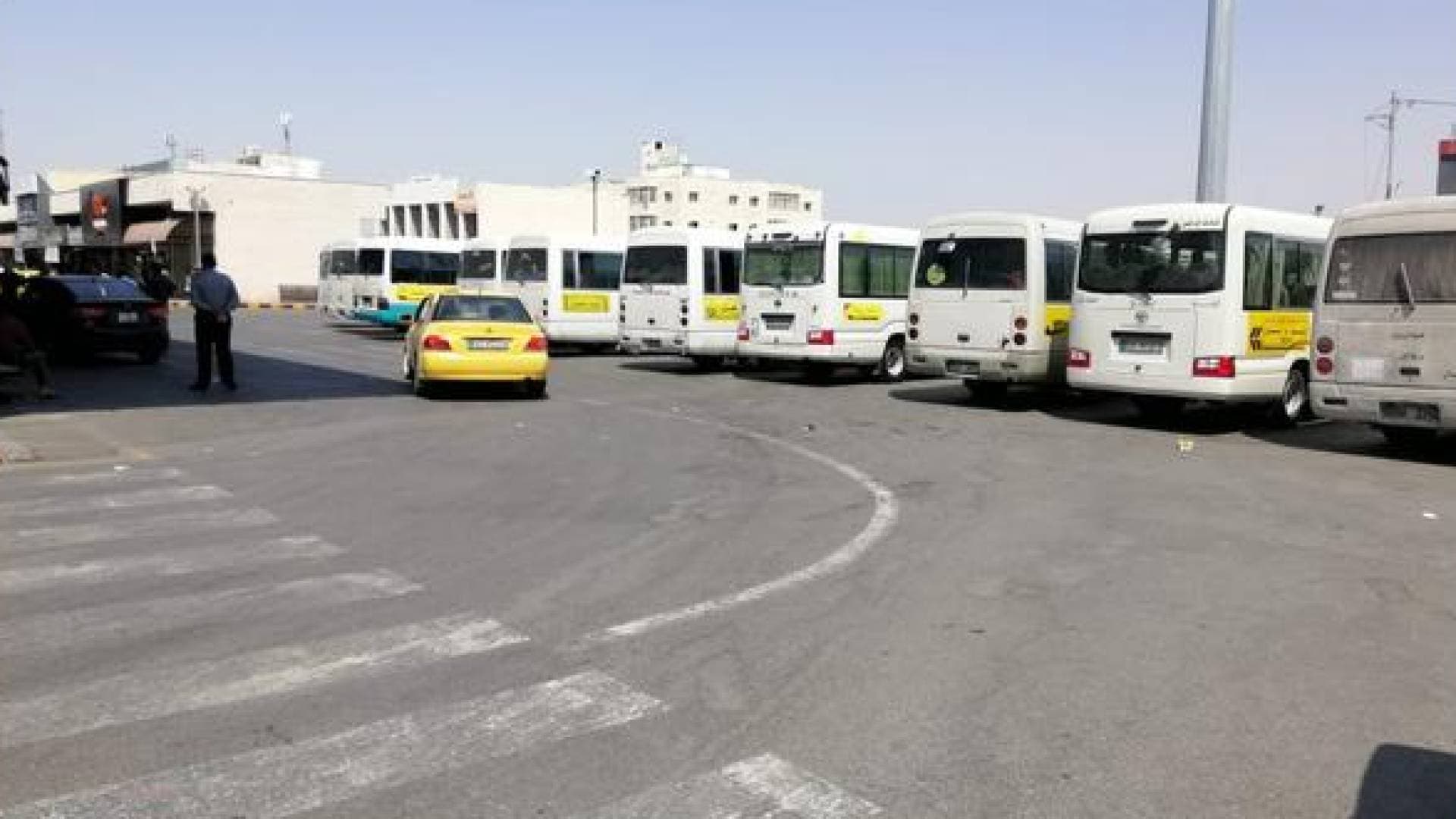 إضراب مشغلي باصات الخطوط في عجلون احتجاجا على عمل المركبات الخصوصية -فيديو