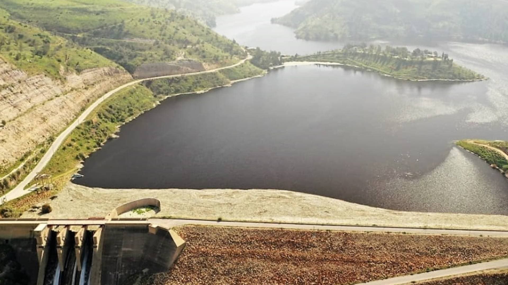 ارتفاع قياسي في منسوب سد الملك طلال.. التخزين يقترب من 78% ودفقات مائية هائلة