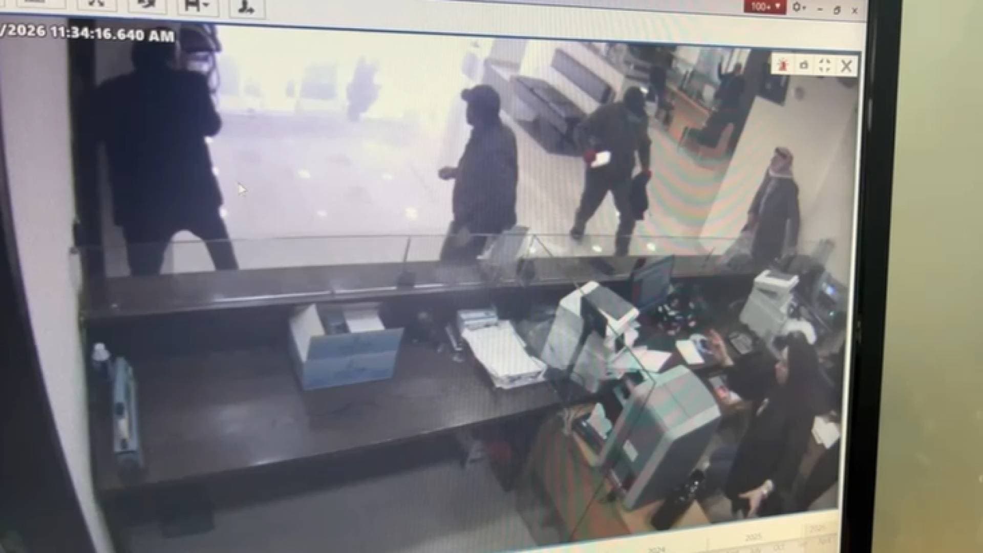 سطو مسلح على أحد البنوك في المفرق وسرقة مبلغ 15 الف دينار -فيديو