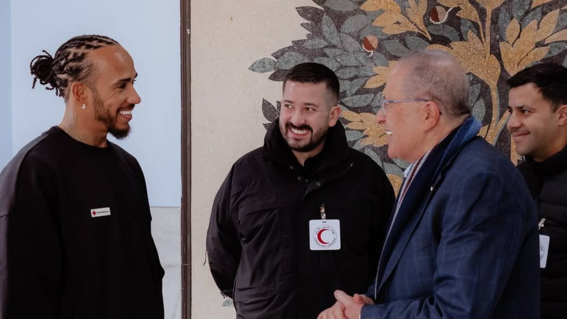 لويس هاميلتون يزور الأردن ويدعو لتسليط الضوء على الأزمة في غزة