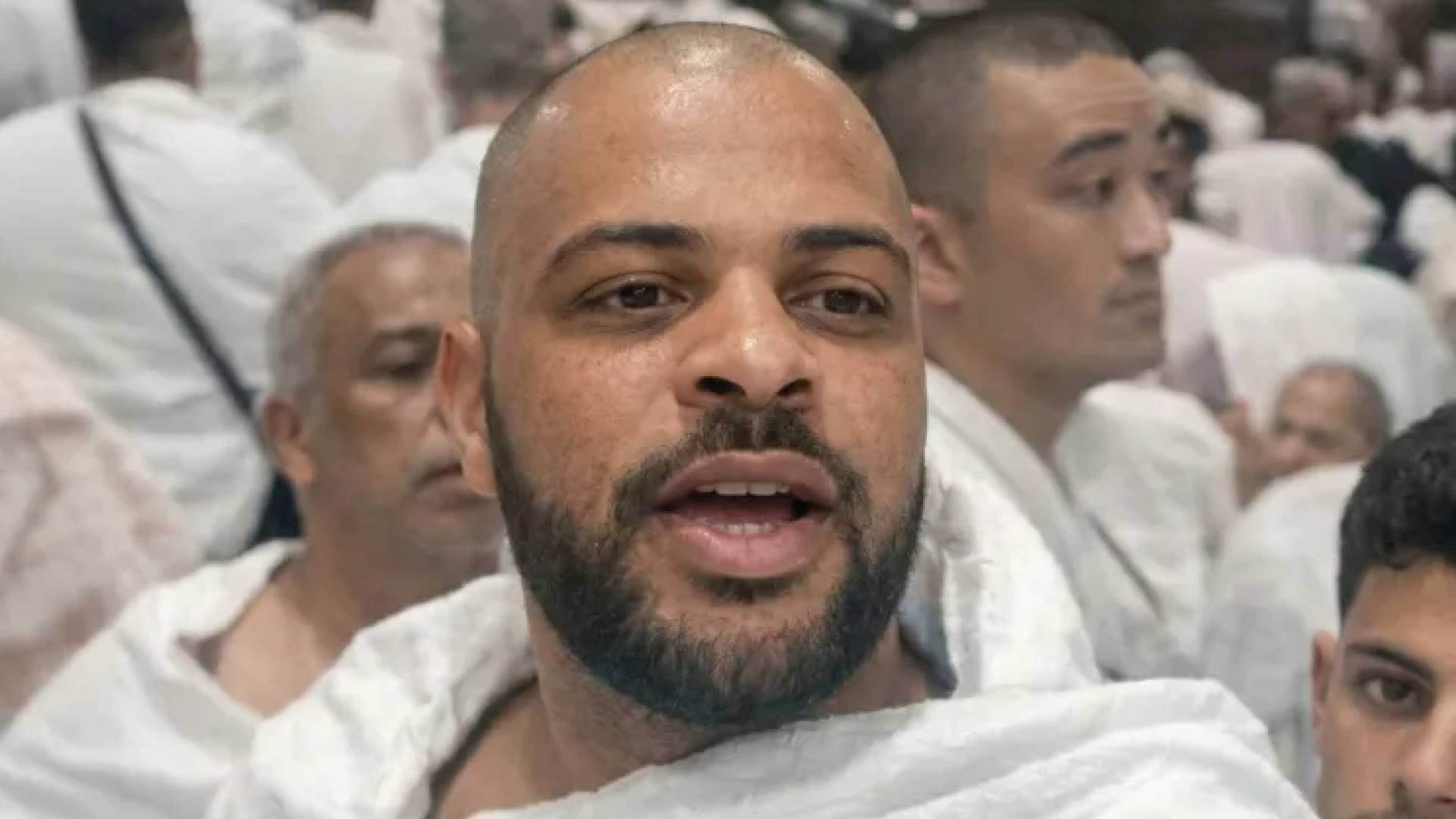 واقعة "بدران" تهز التواصل.. شاب أردني ينطق الشهادتين في مكة بعد سنوات من الصمت