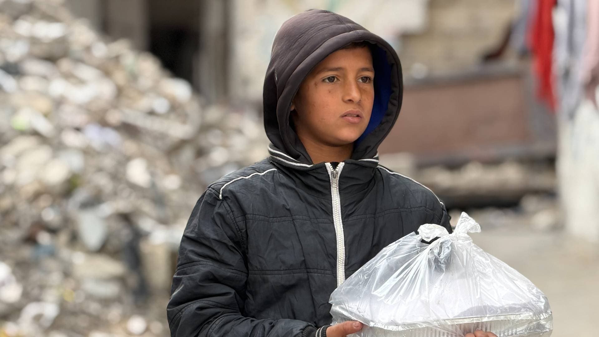 الهيئة الخيرية الهاشمية والهلال الأحمر القطري يوزعان وجبات على الأسر في غزة