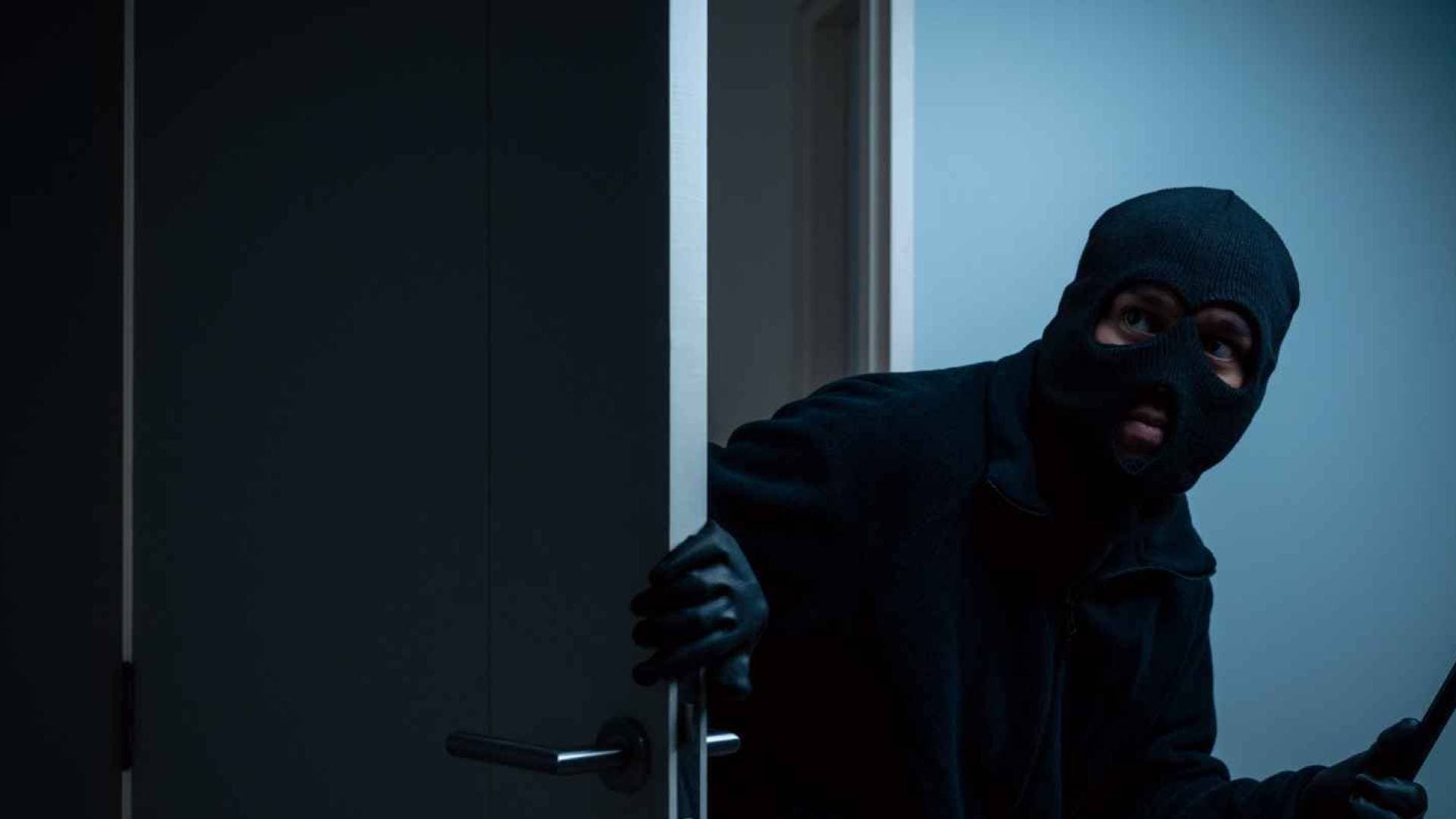 "وثق جريمته بنفسه".. "لص غبي" يقود عصابة سرقة سيارات فاخرة إلى السجن في بريطانيا -فيديو