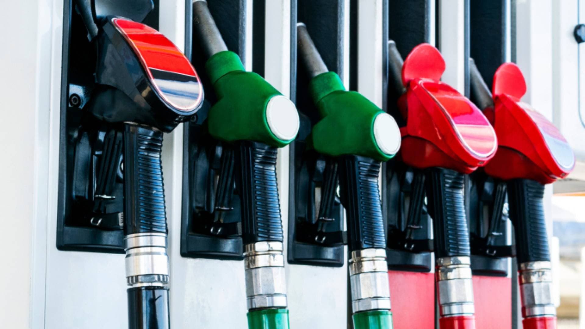 "الطاقة": انخفاض أسعار البنزين وارتفاع الديزل والكاز والغاز عالميا