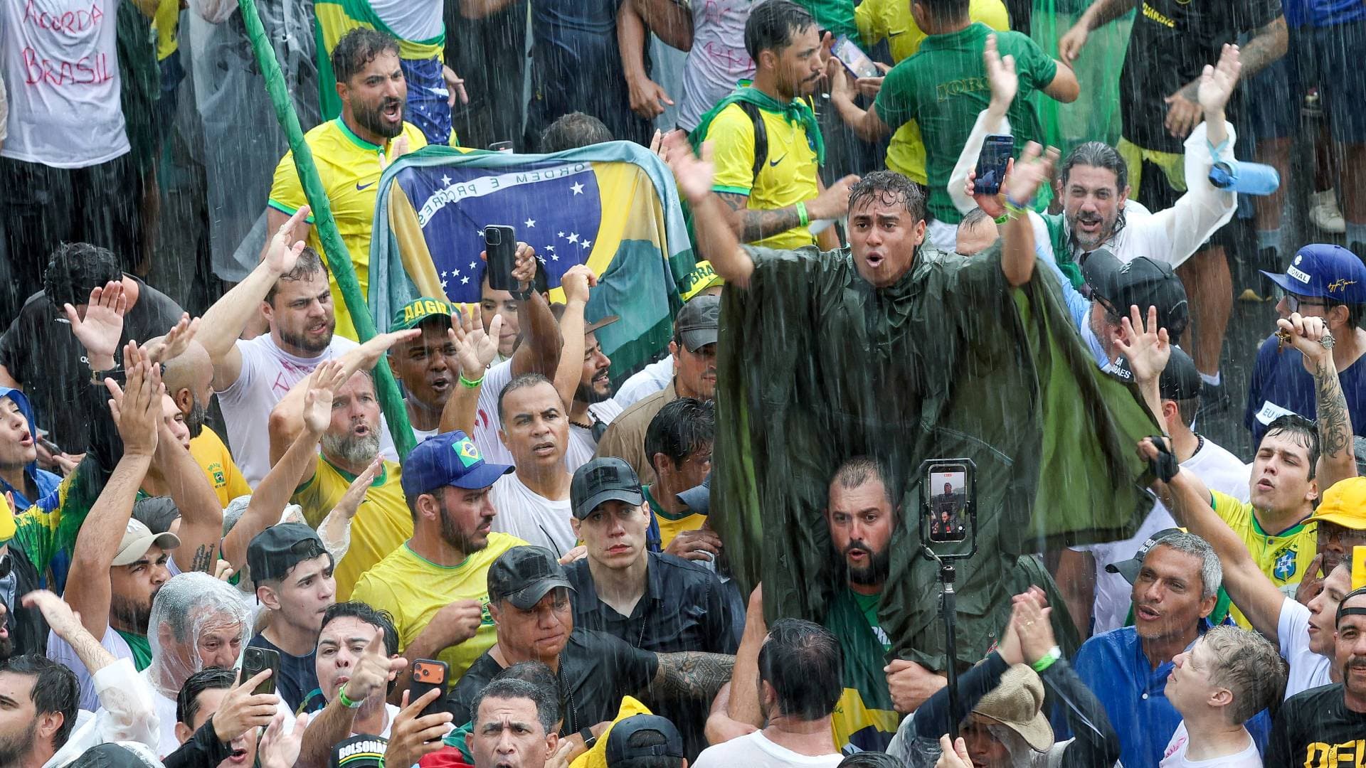 30 جريحا في البرازيل جراء صاعقة ضربت مظاهرة لأنصار الرئيس السابق "بولسونارو"