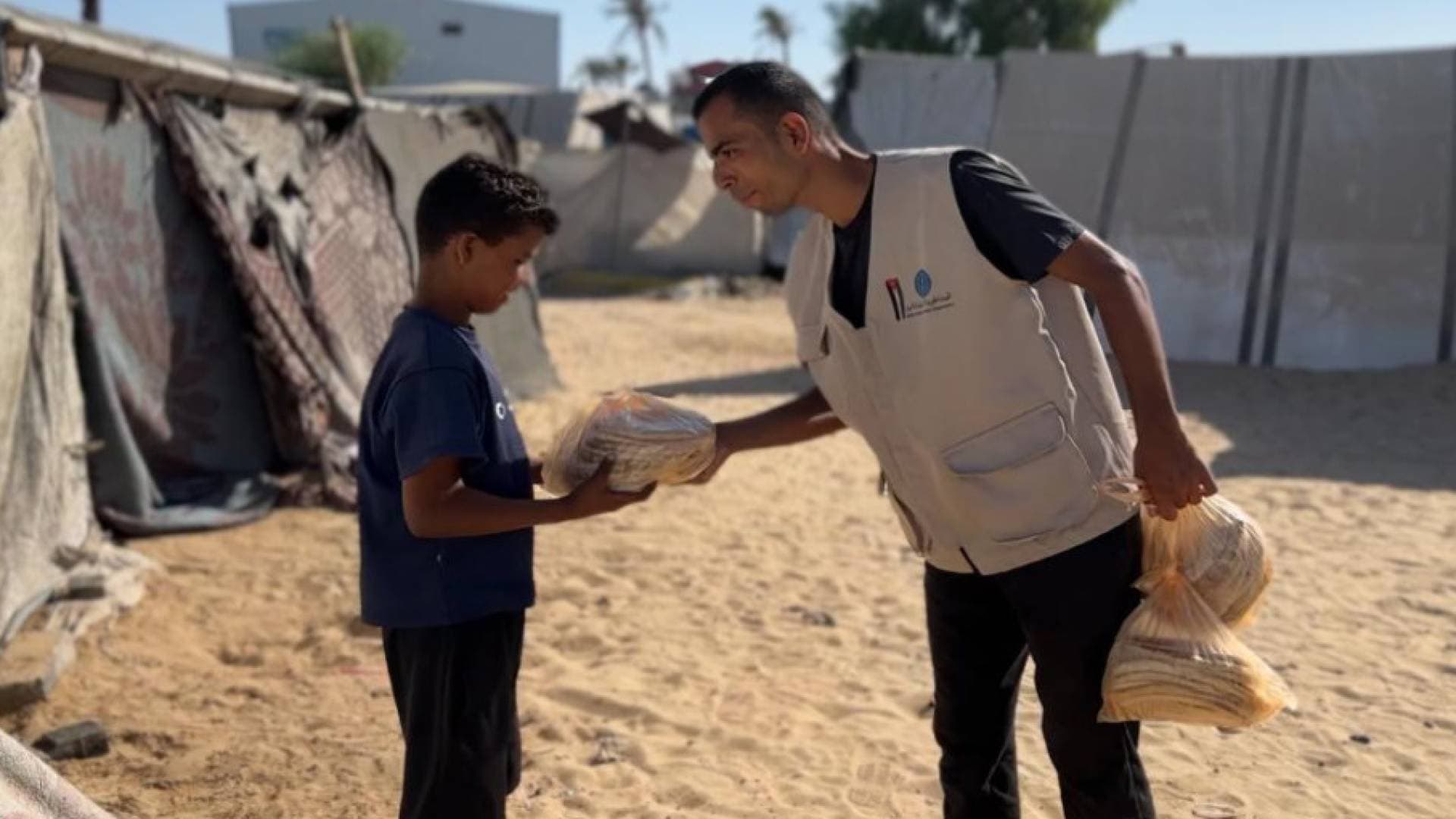 دعم إنساني متواصل.. الهيئة الخيرية الهاشمية تواصل توزيع الخبز في قطاع غزة