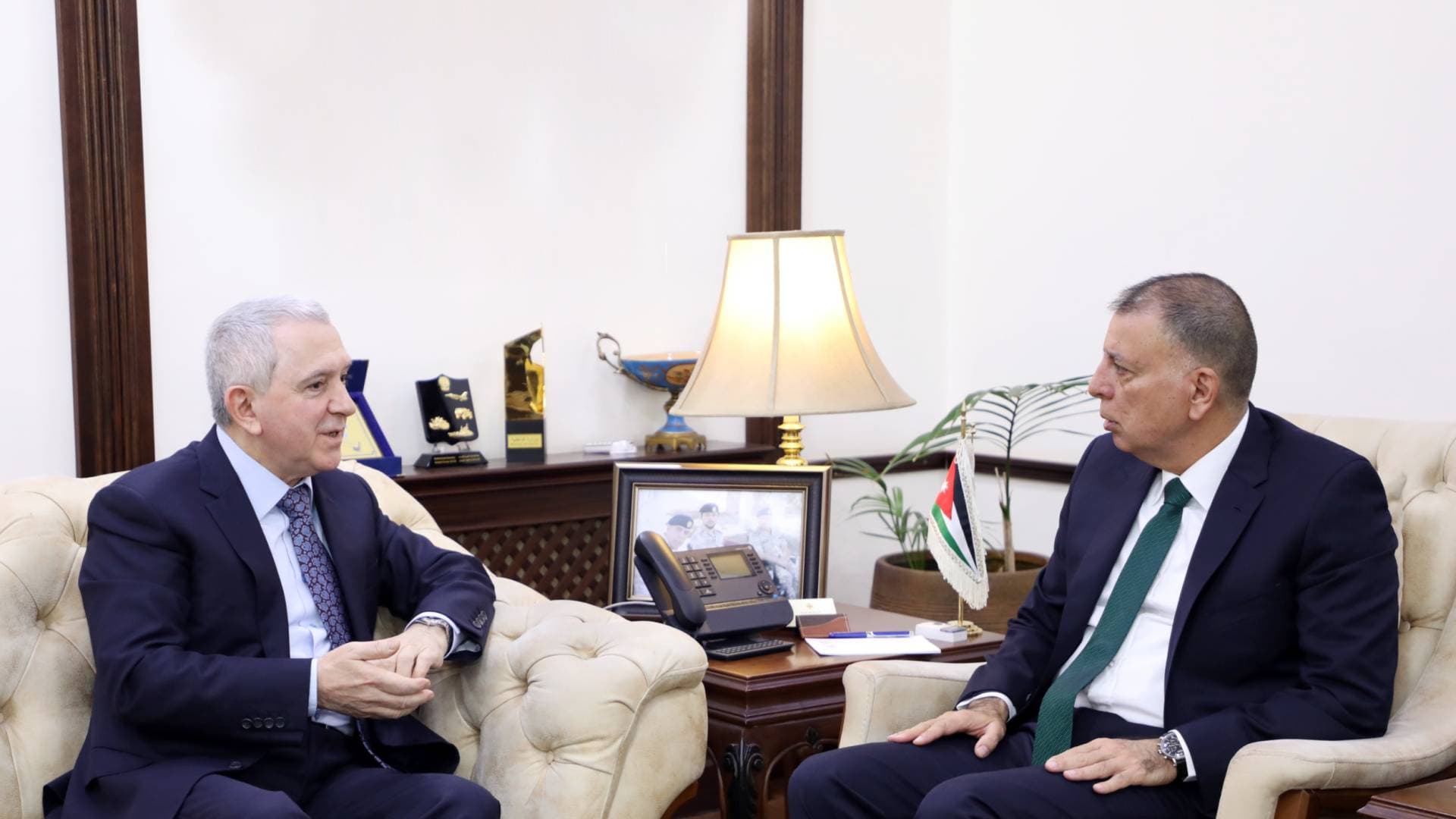 الفراية يبحث تعزيز التعاون الأمني مع السفير الأذربيجاني في عمان