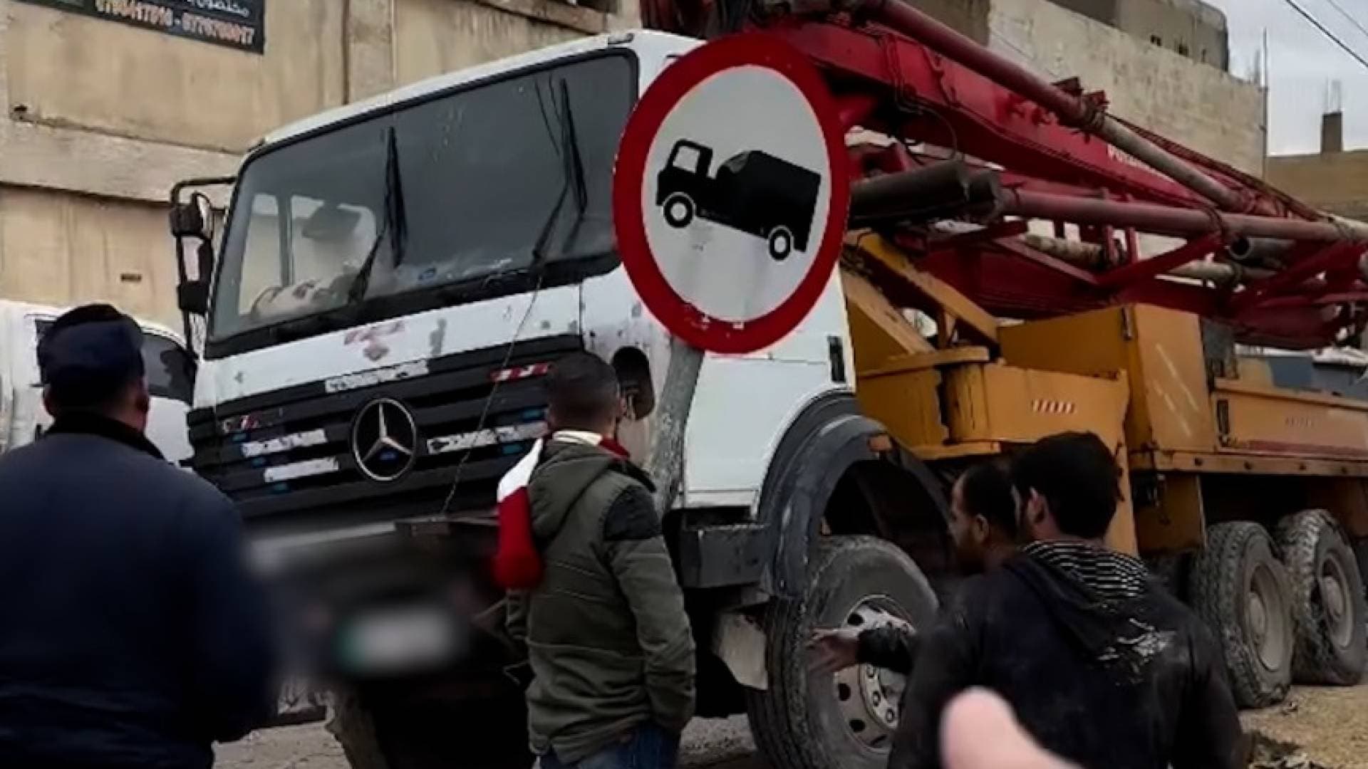 العناية الإلهية تمنع كارثة في أبو علندا.. تدهور "ونش" ضخم دون إصابات بشرية -فيديو