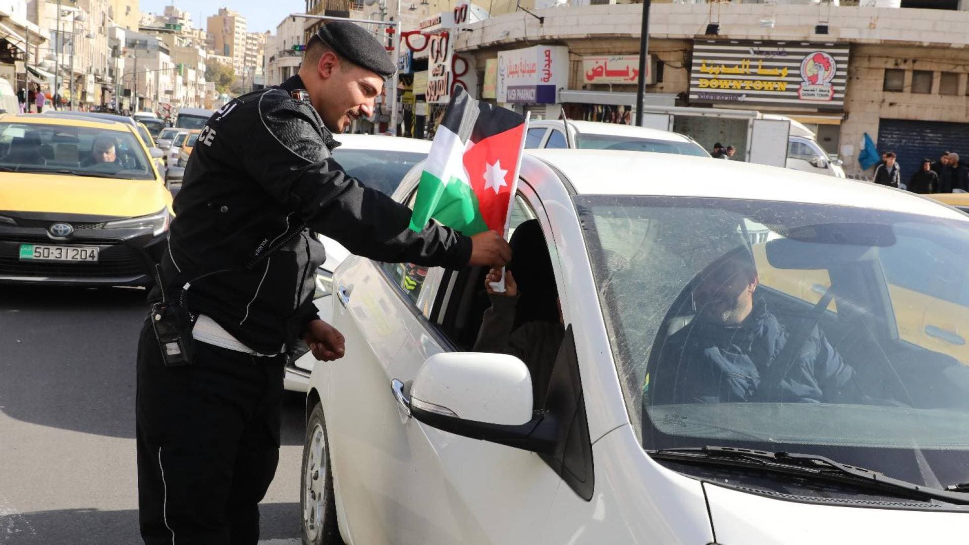 إدارة السير تحتفي بعيد ميلاد الملك بتوزيع الأعلام على المواطنين