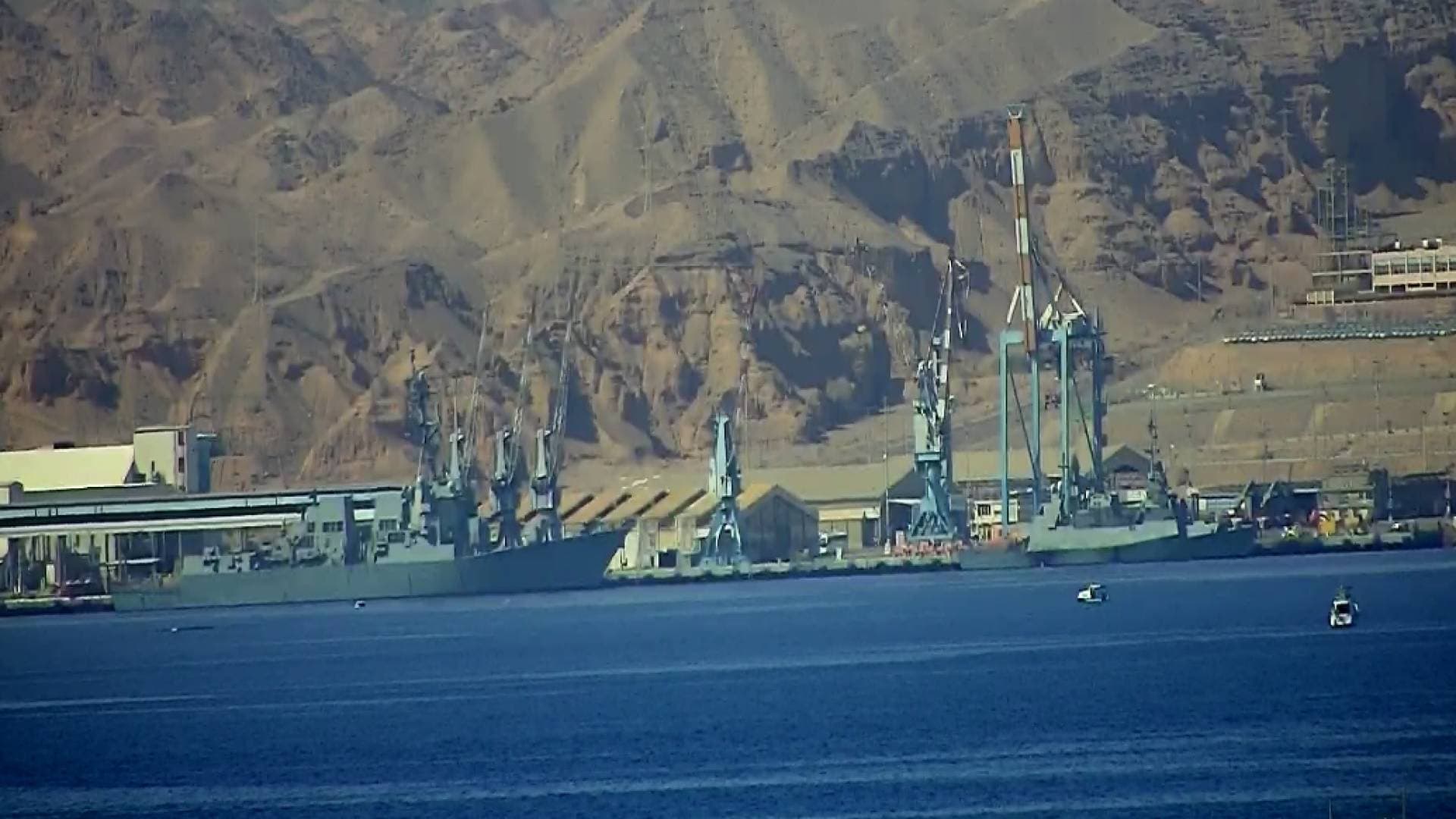 شاهد بالفيديو.. ظهور بارجة جديدة ترابط إلى جانب المدمرة الأمريكية في ايلات