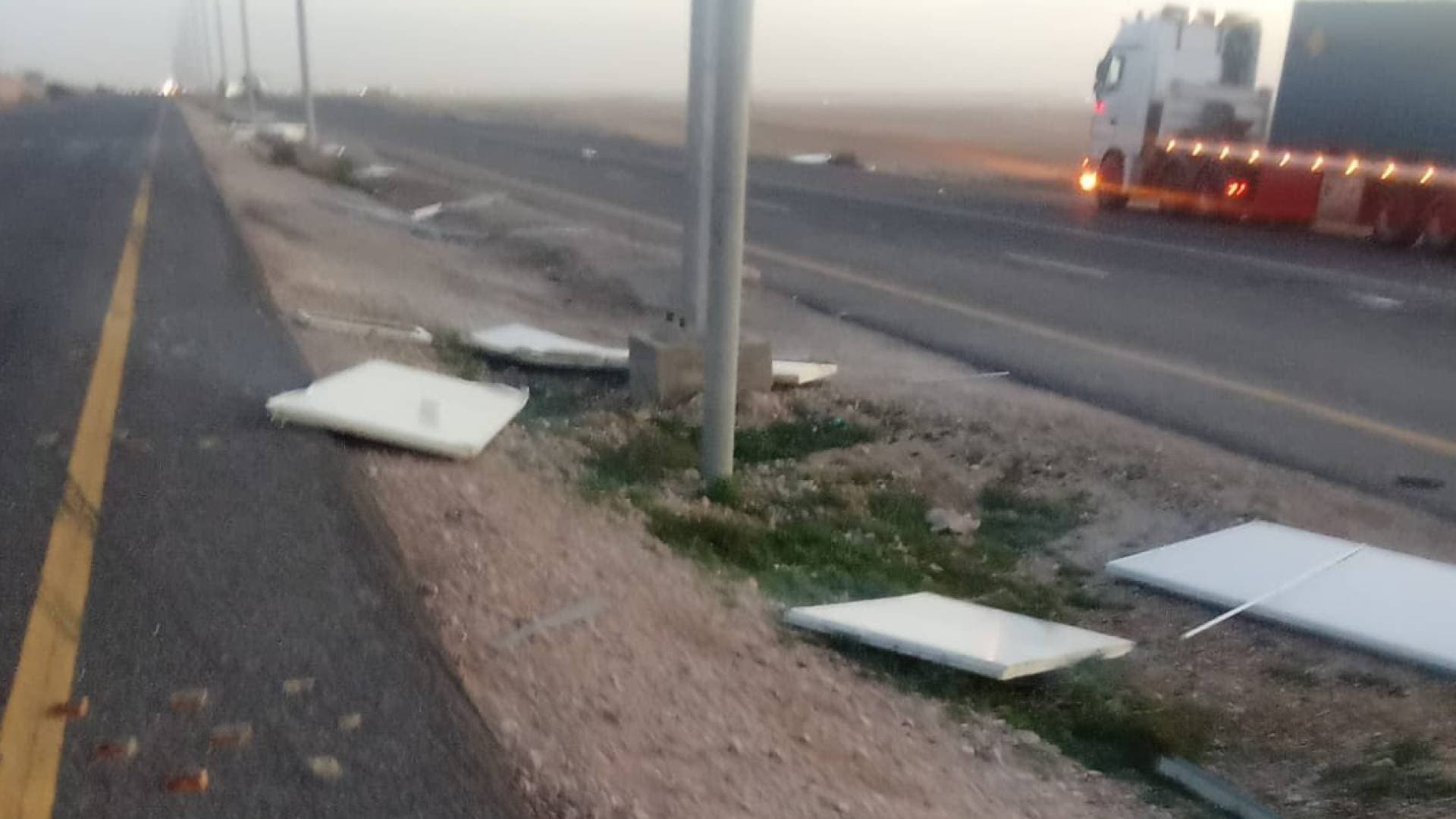 الدوريات الخارجية: سقوط أجزاء من "كرفان" يربك حركة المرور على الطريق الصحراوي باتجاه الجنوب