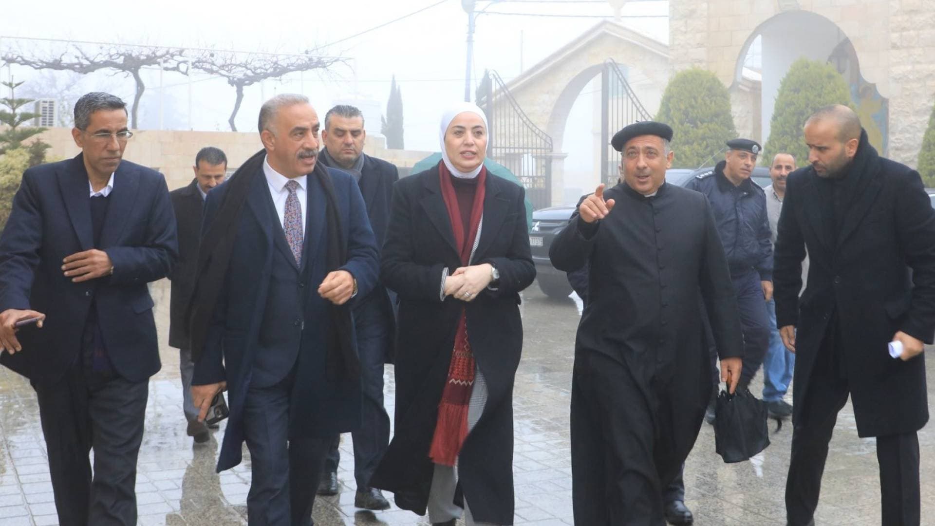 وزيرة التنمية تسلم مسكنا جديدا لأسرة عفيفة وتوجه بمعونات عاجلة في عجلون