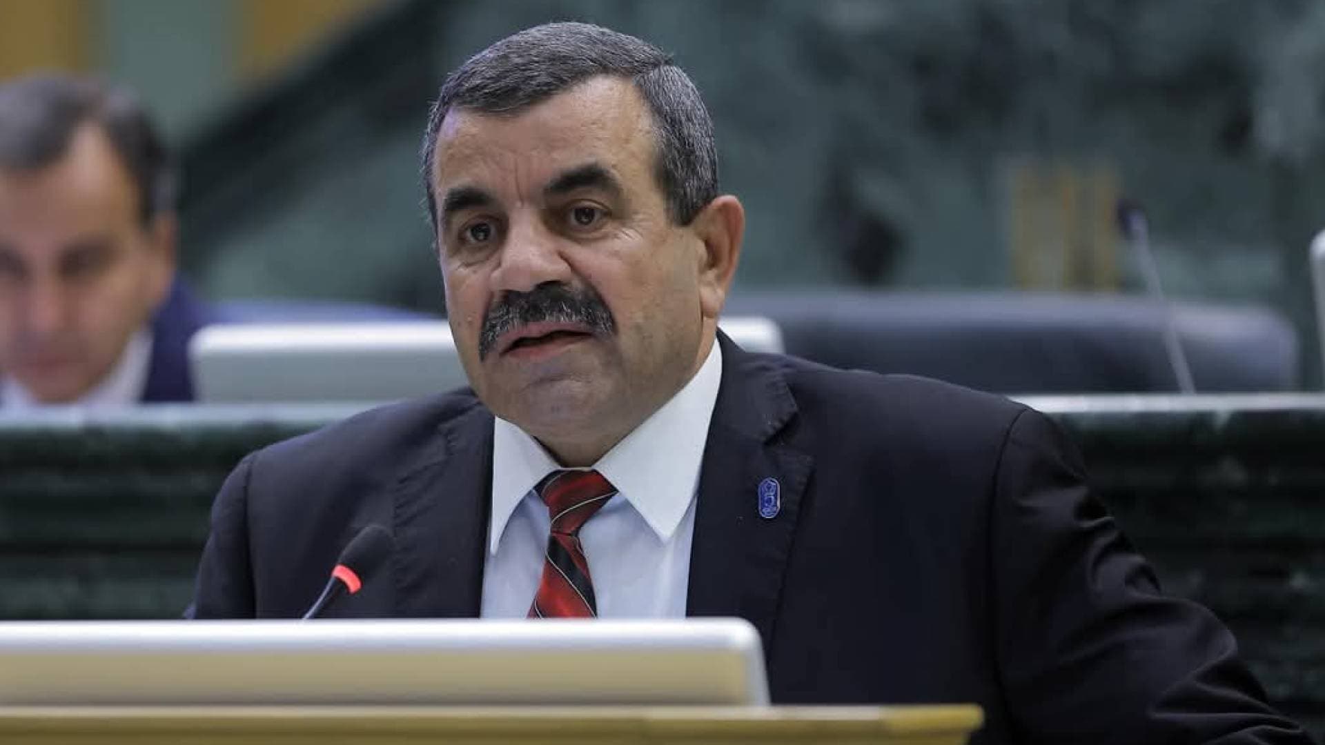 النائب "العماوي" ينتقد ما وصفه "تأخيرا" في شمول موظفي البريد الأردني بالتأمين الصحي