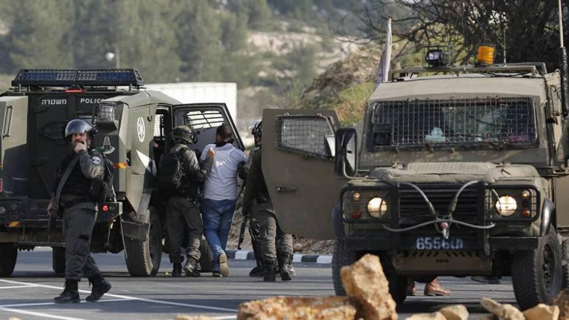 جيش الاحتلال يشن حملة مداهمات واسعة ويعتقل عشرات الفلسطينيين في الضفة الغربية