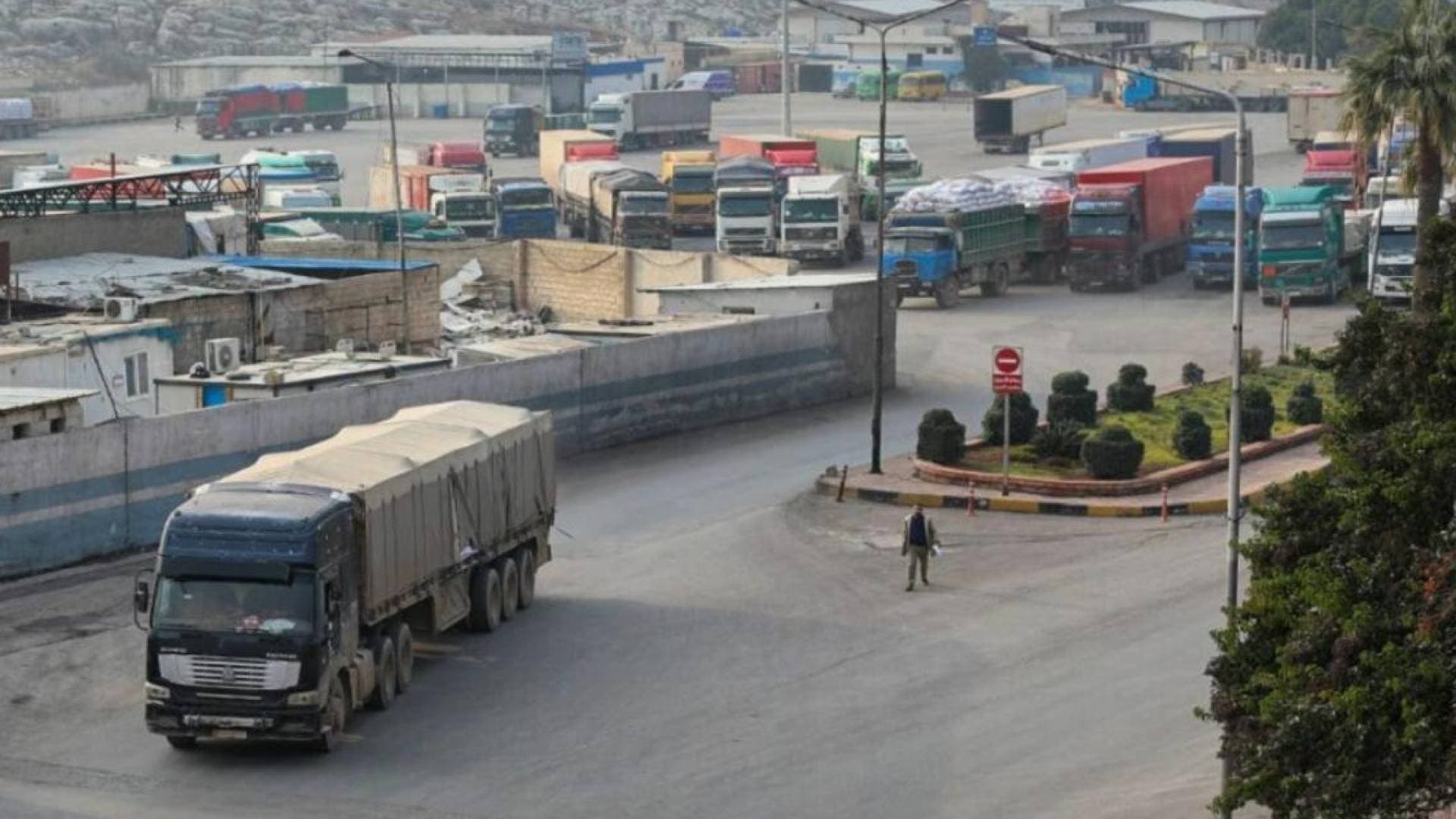 وزارة النقل: دخول أولى الشاحنات الأردنية لتركيا واليونان عبر معبر "باب الهوى"