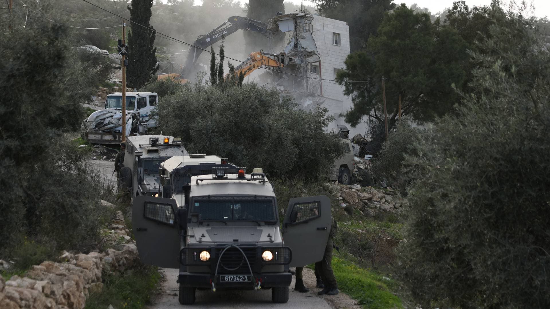 بينهم طفل دون العاشرة.. الاحتلال يعتقل 33 فلسطينيا ويغلق بلدة عزون شرق قلقيلية