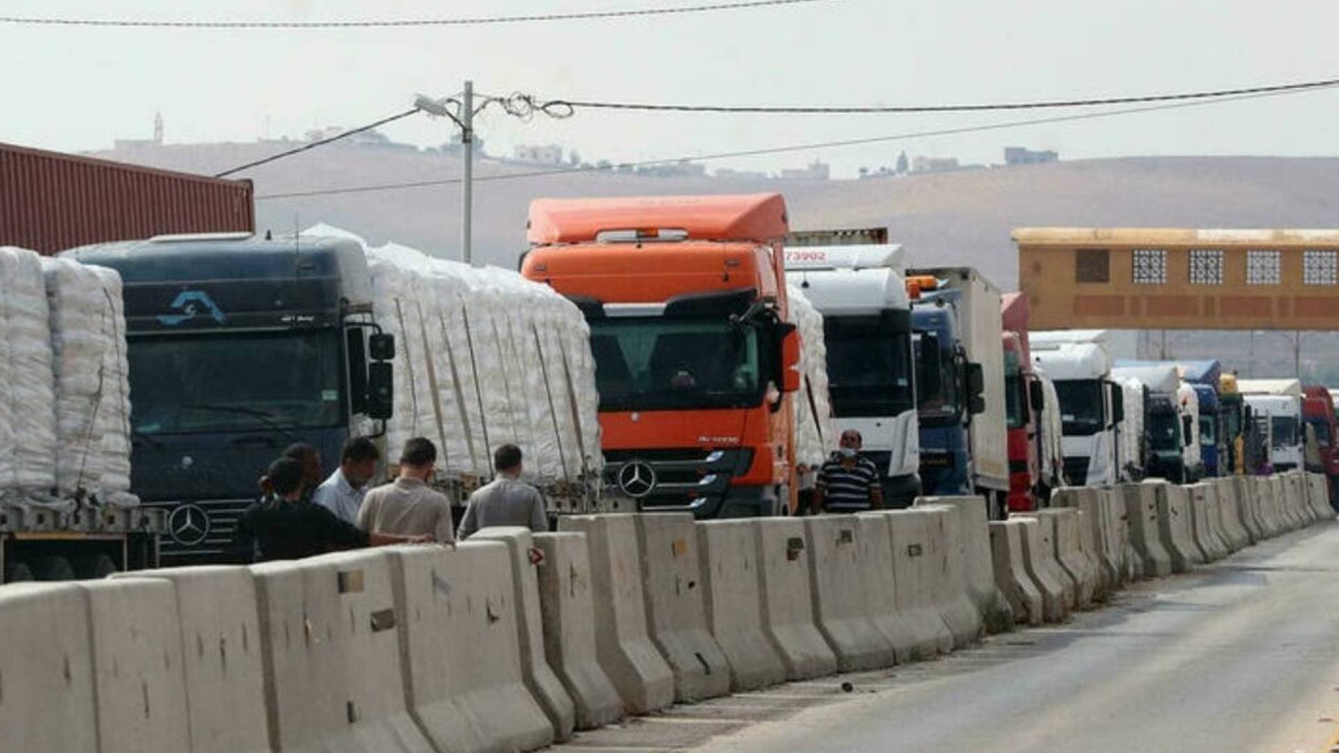 "أزمة شاحنات" على الحدود.. قرار سوري "مفاجئ" يمنع دخول الشاحنات الأجنبية ويفرض نظام "باك تو باك"