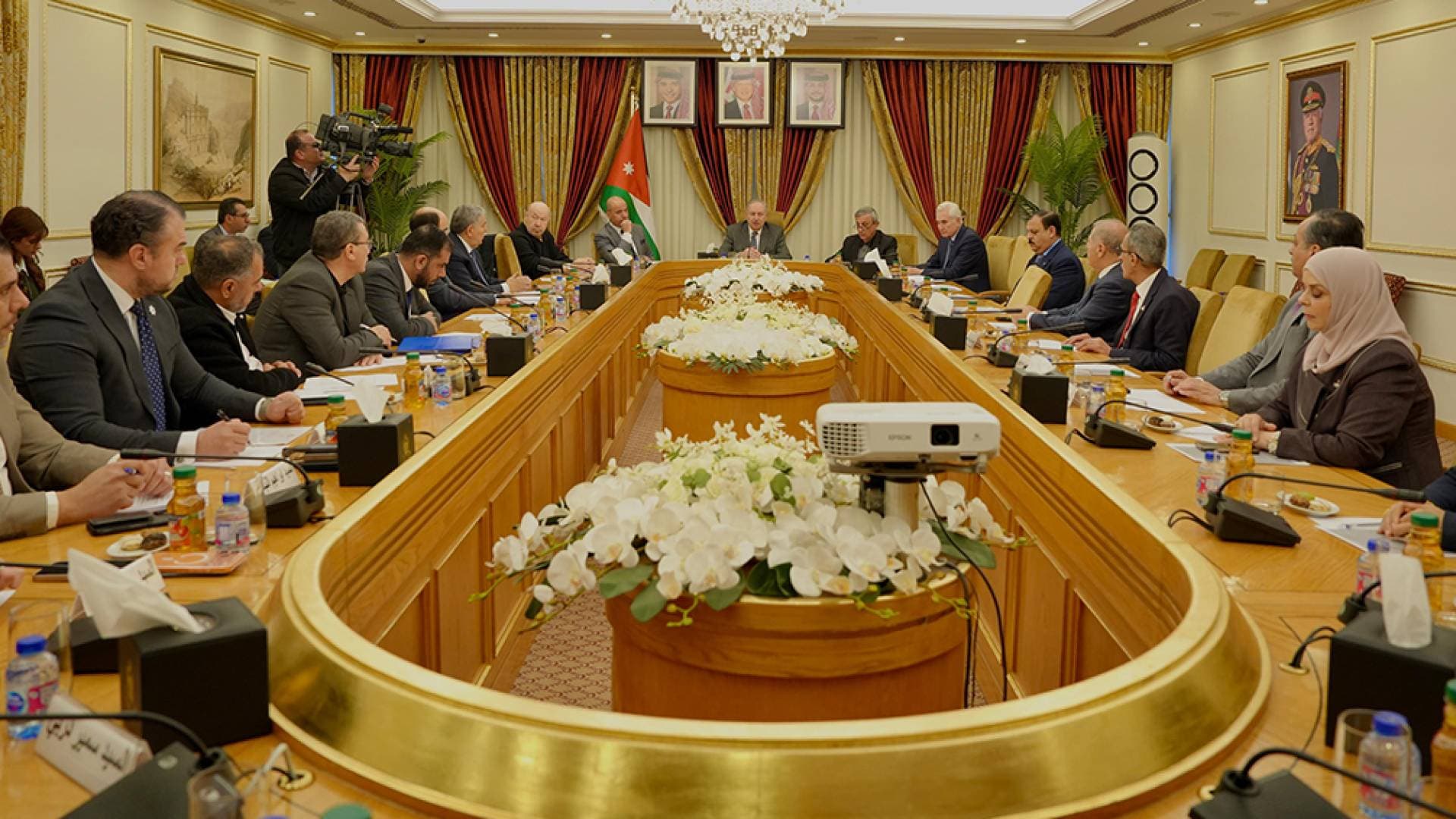 تطوير قانون السياحة يتصدر اجتماع الأعيان مع رؤساء الجمعيات الفندقية والمطاعم