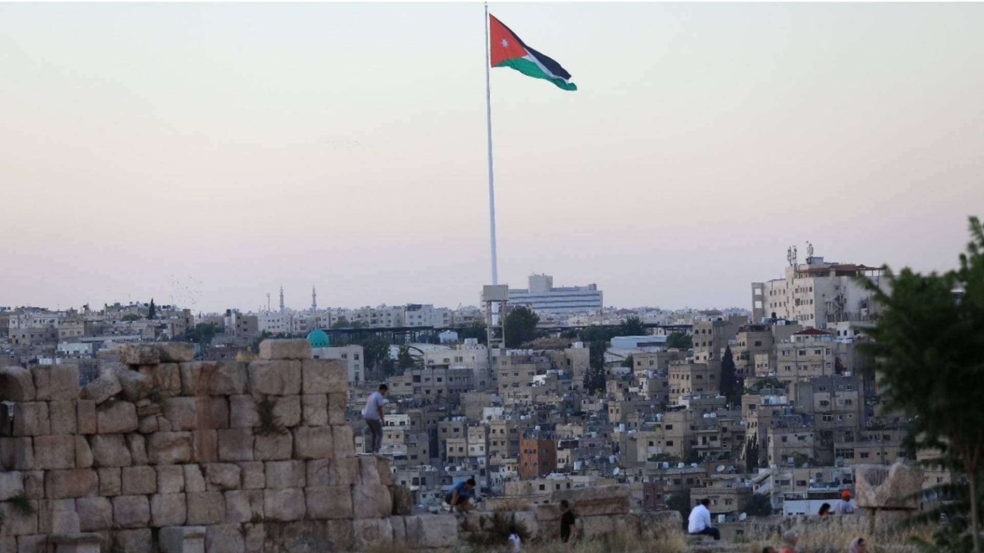 خبير يوضح لـ"رؤيا" الأسباب التي دفعت الحكومة لدراسة عطلة الثلاثة أيام أسبوعيا