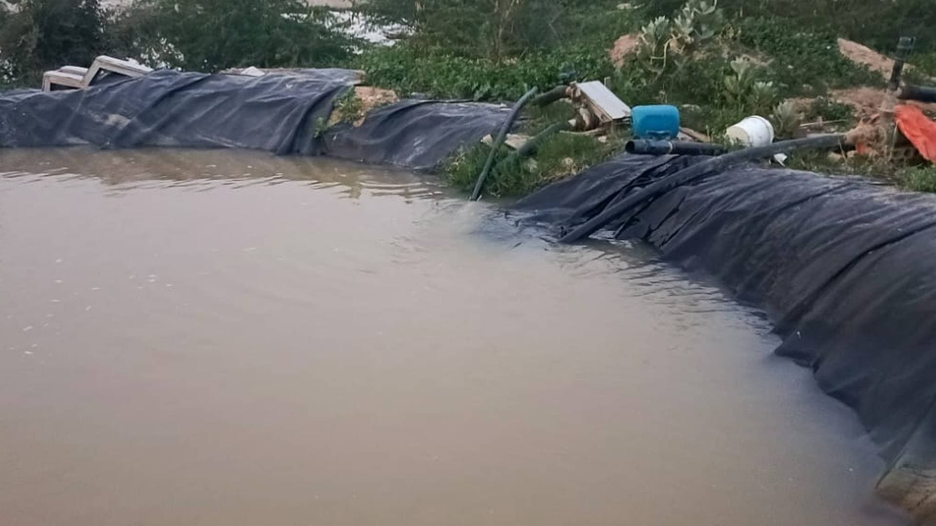 وزارة المياه: حملة أمنية كبيرة في الشونة الجنوبية تضبط بئرا مخالفا ومحطة لتحلية وبيع المياه.. فيديو