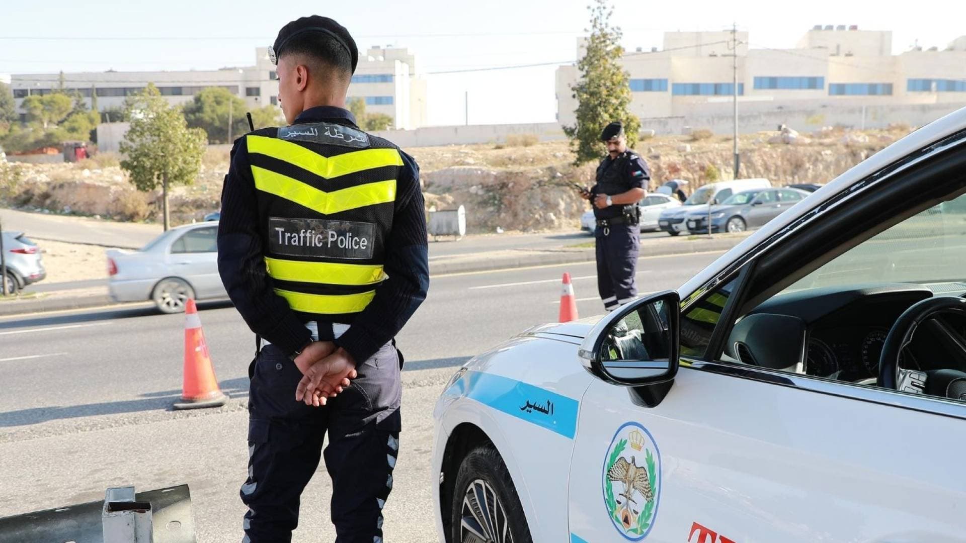 الدوريات الخارجية: إخماد حريق شب في حمولة مركبة على الطريق الصحراوي