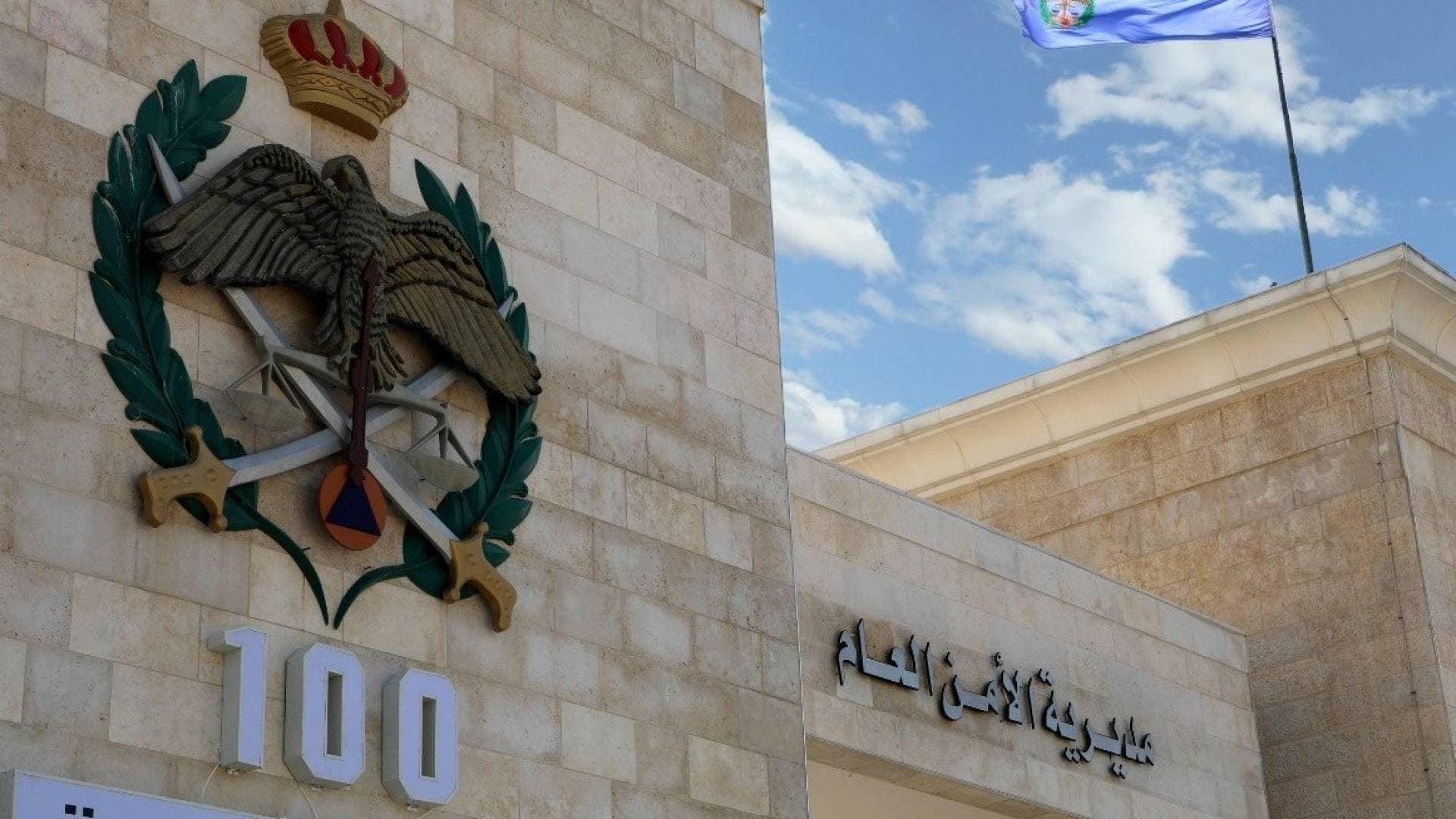 بيان أمني حول جريمة قتل حدث وإصابة والده في عمان.. تفاصيل