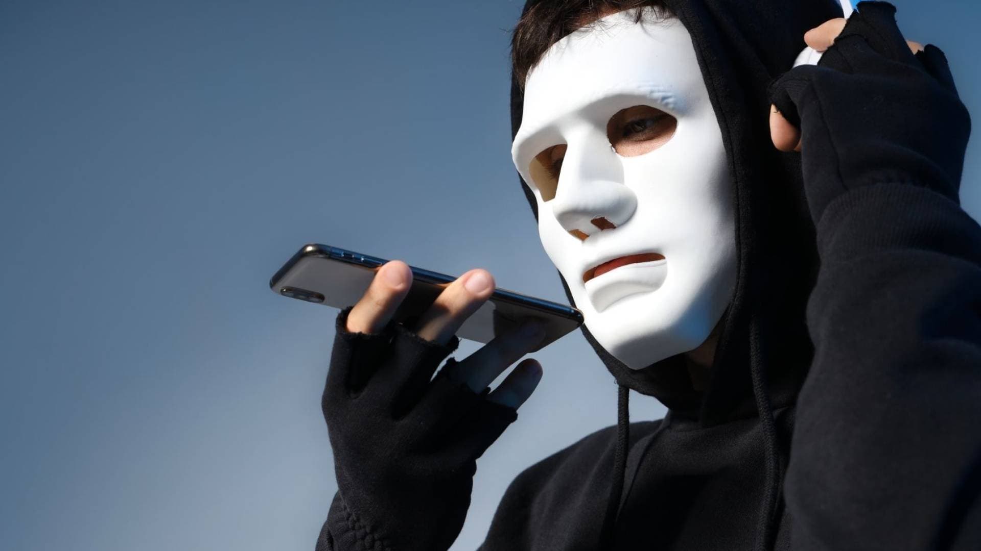 "المكالمة التي تبدأ بسؤال قد تنتهي بكارثة".. البنك المركزي يحذر من "الهندسة الاجتماعية" والروابط المشبوهة