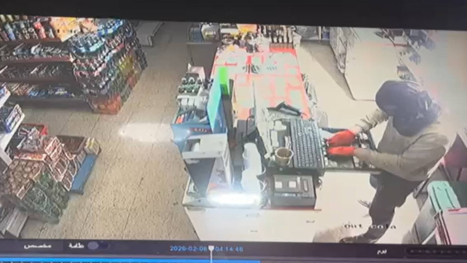 "بنفس الأسلوب".. لص يسرق محلا جديدا في القسطل.. وفيديو يوثق