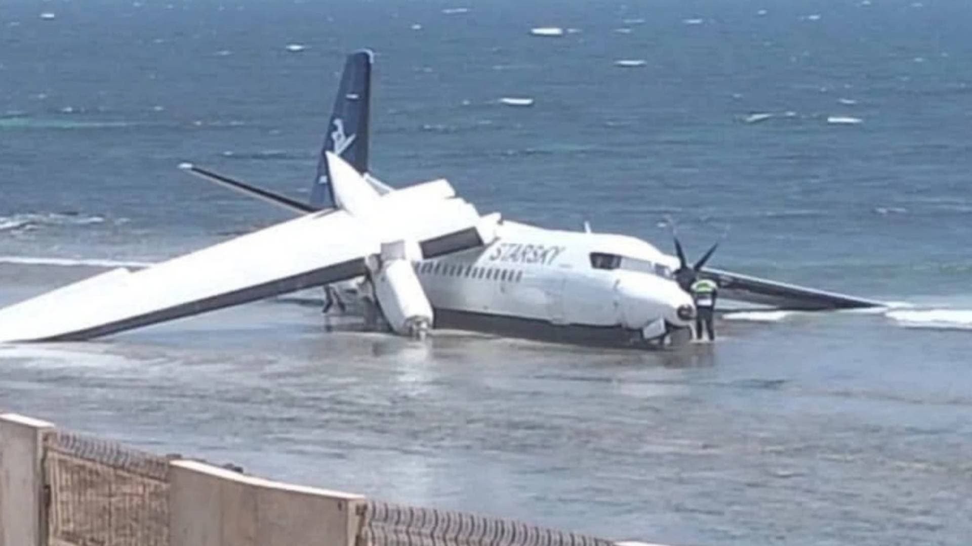 "معجزة" فوق الرمال.. نجاة 55 راكبا إثر تحطم طائرة على شاطئ مقديشو - فيديو