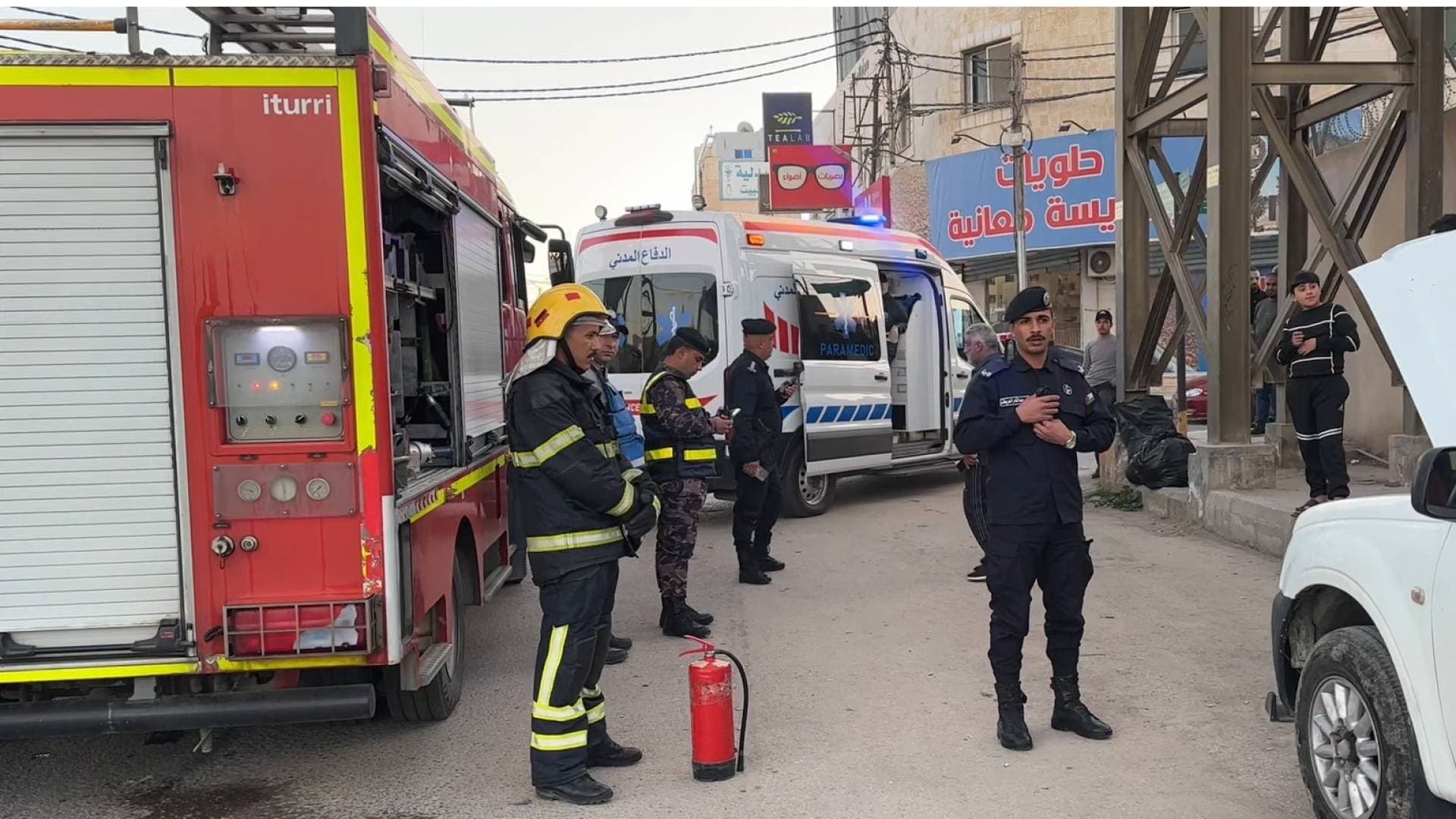 مراسل"رؤيا": الدفاع المدني في المفرق يمنع تمدد حريق اندلع في مركبة وسط المدينة -فيديو