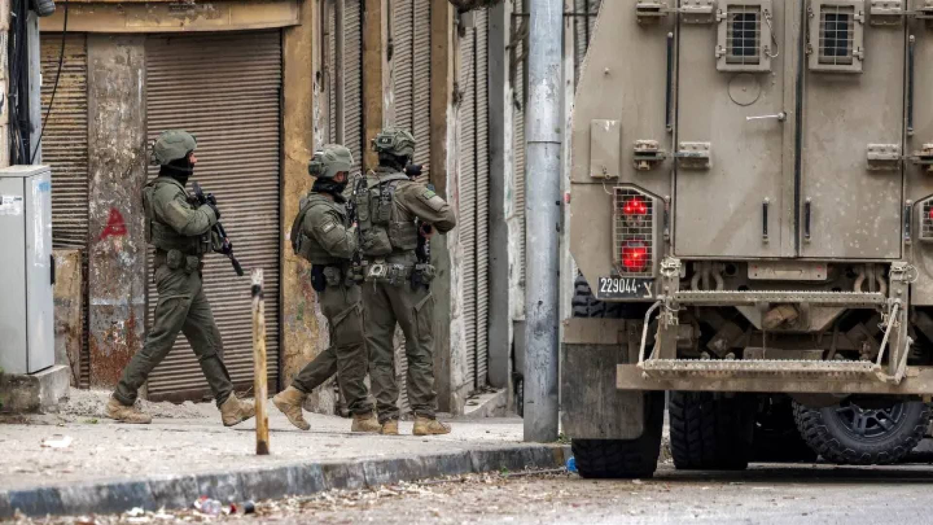 الاحتلال يشن حملة مداهمات  واسعة في الضفة.. اعتقالات في طولكرم وتنكيل في رام الله - فيديو