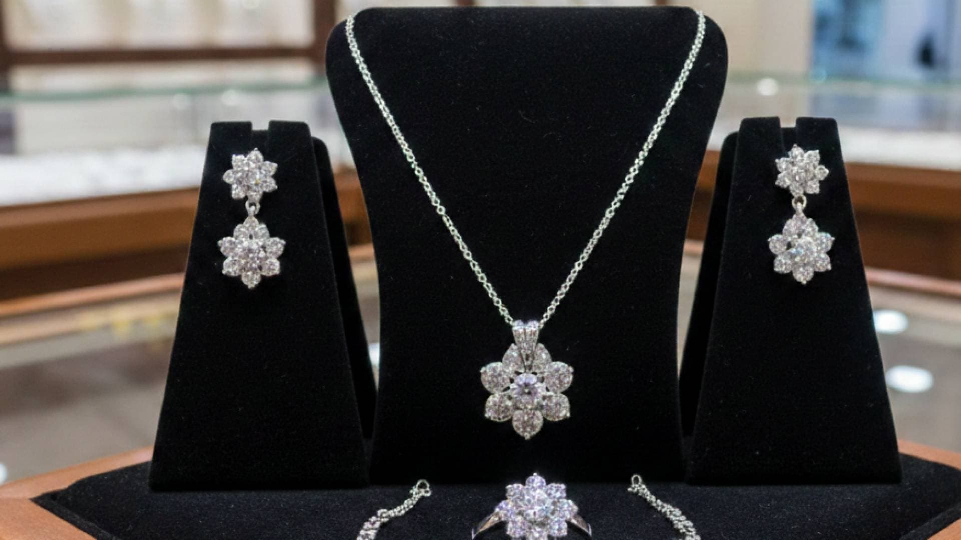 الفضة تقفز بنسبة 3% وتستقر عند 77.43 دولار للأوقية